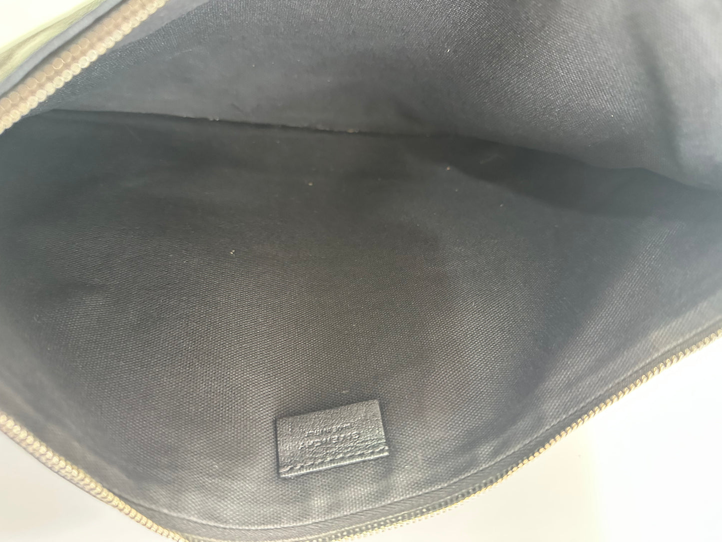 GIVENCHY
Sugar Goatskin Medium Antigona Pouch Black