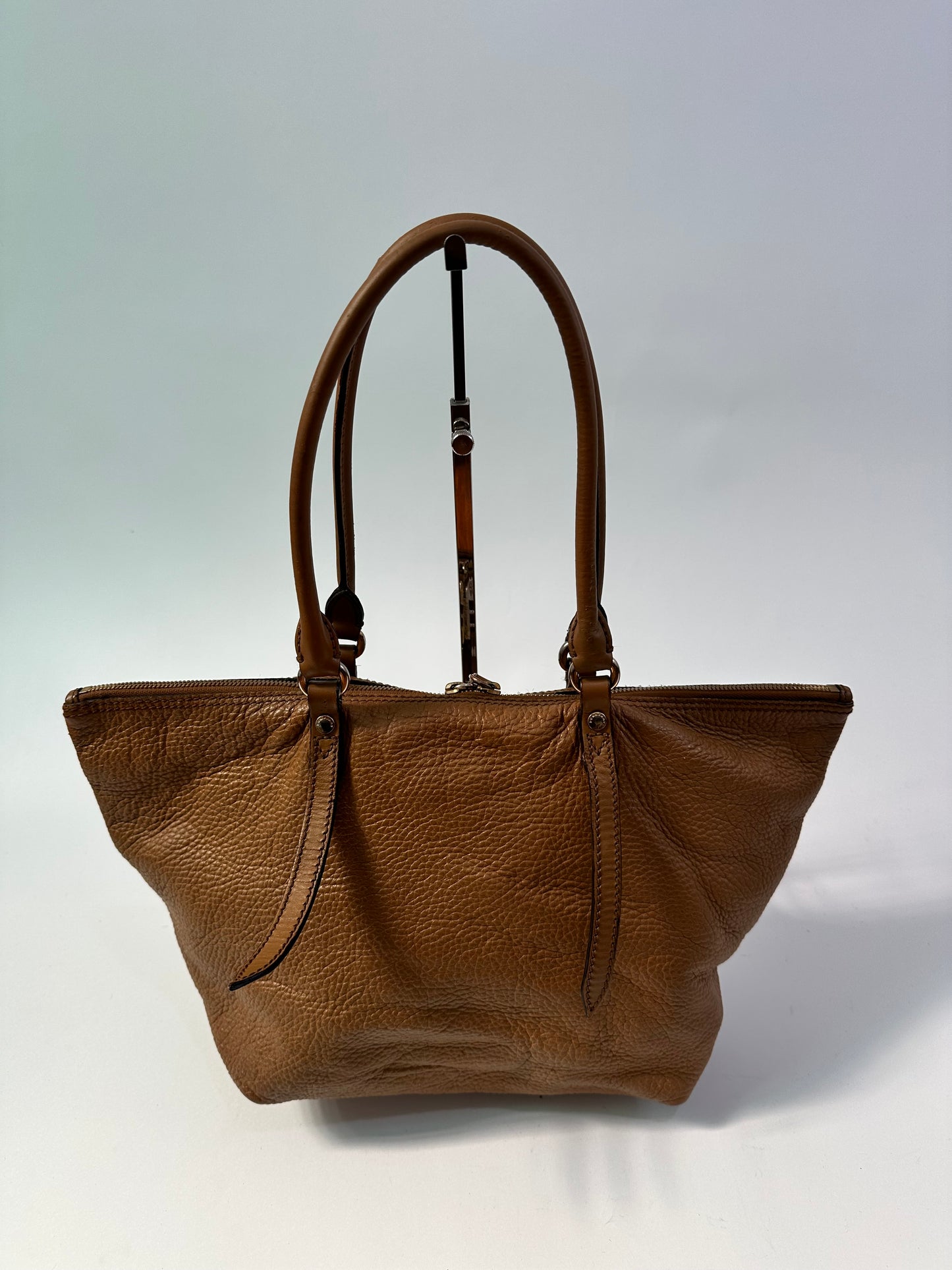 BURBERRY
London Grainy Calfskin Small Salisbury Tote Beige