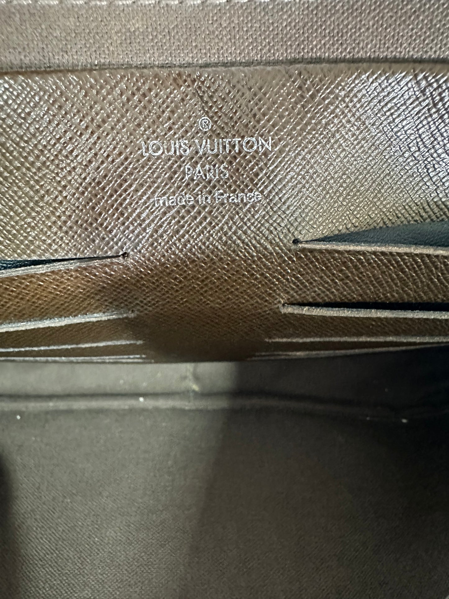 LOUIS VUITTON
Taiga Neo Pavel Pouch