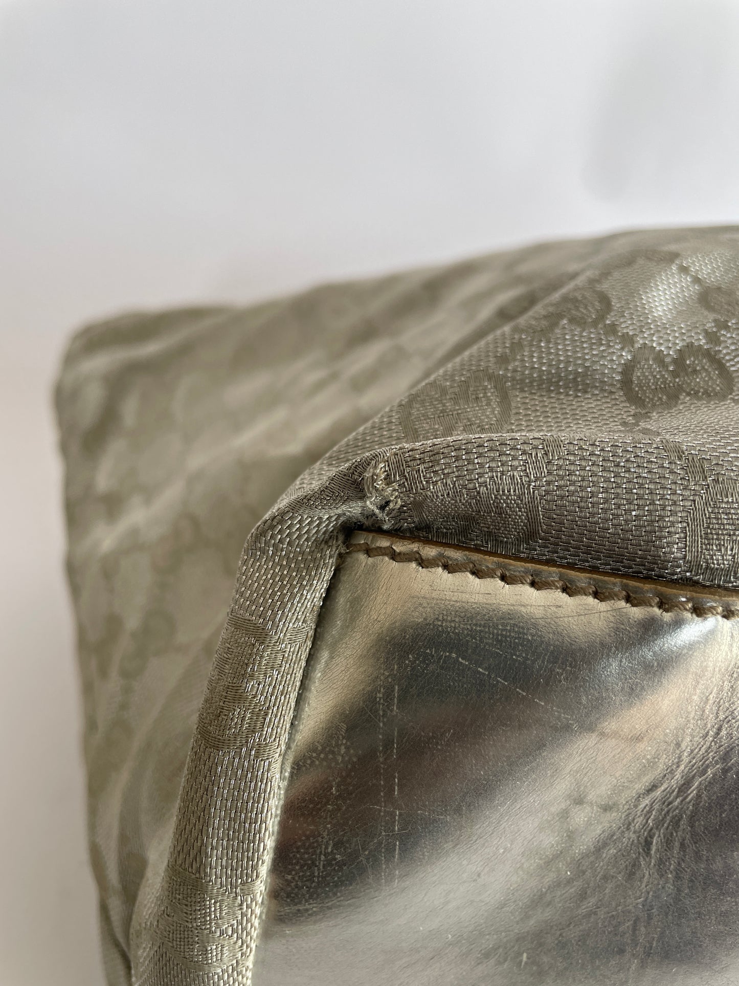 GUCCI
GG Canvas Medium Metallic