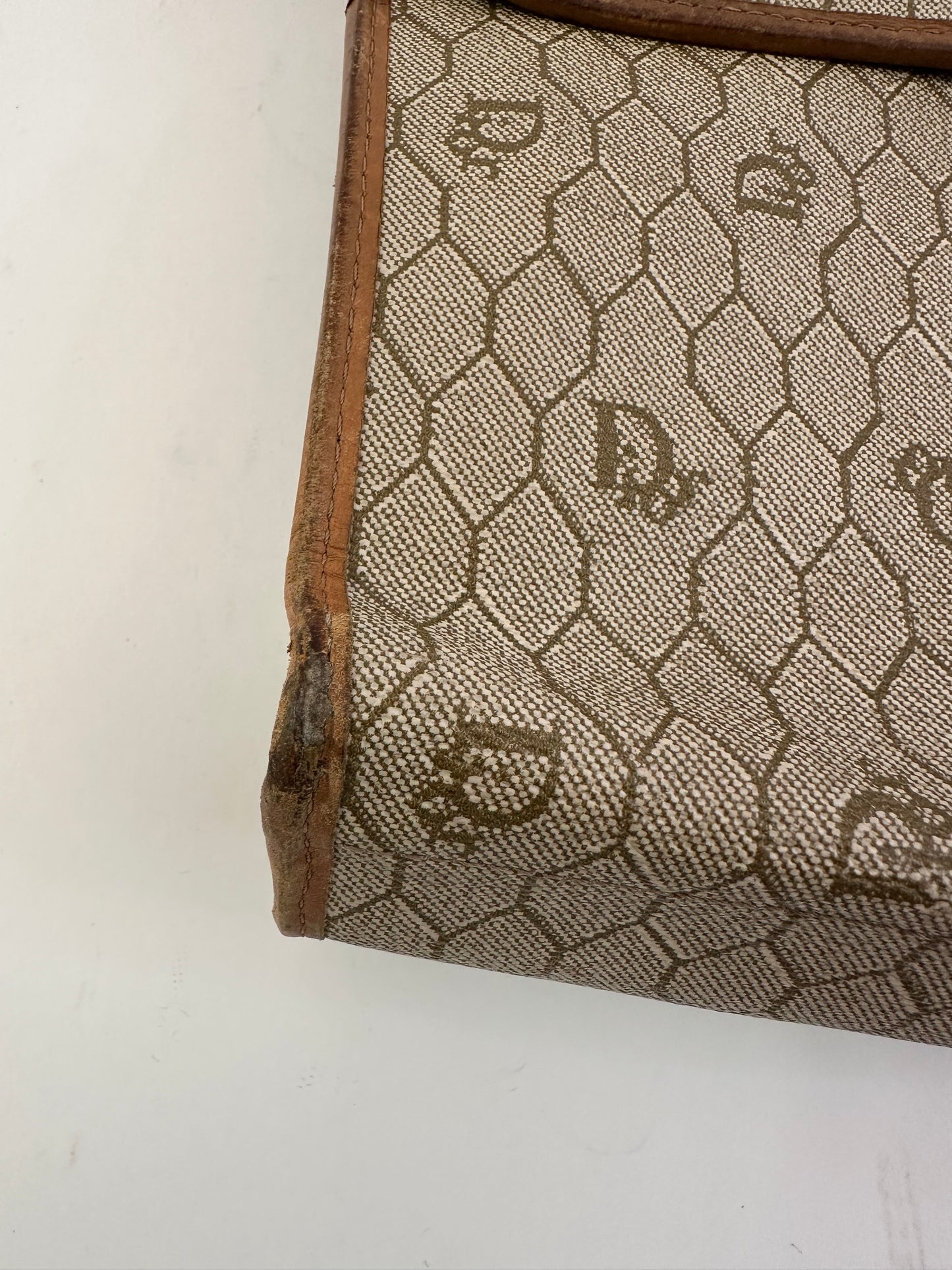 CHRISTIAN DIOR
Honeycomb Flap Crossbody bag