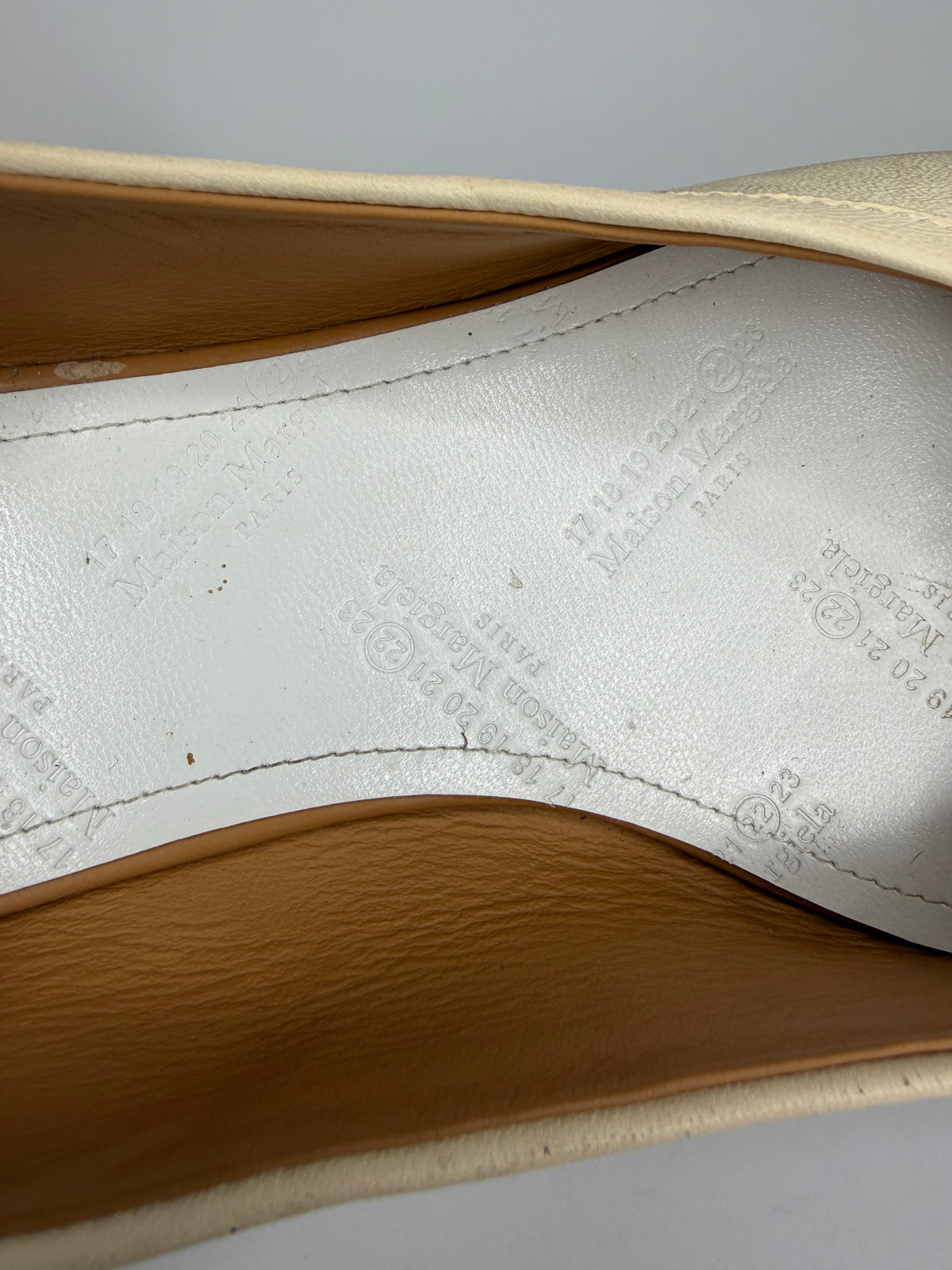 Maison Margiela
Tabi Bow Accents Pumps Size 38 EU/ 8 US
