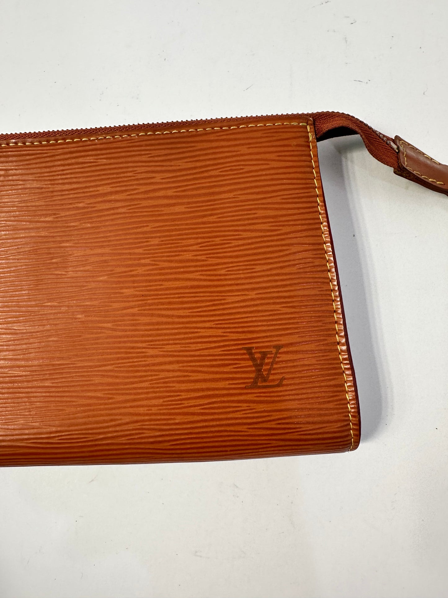 LOUIS VUITTON
Epi Pochette 21 Cipango