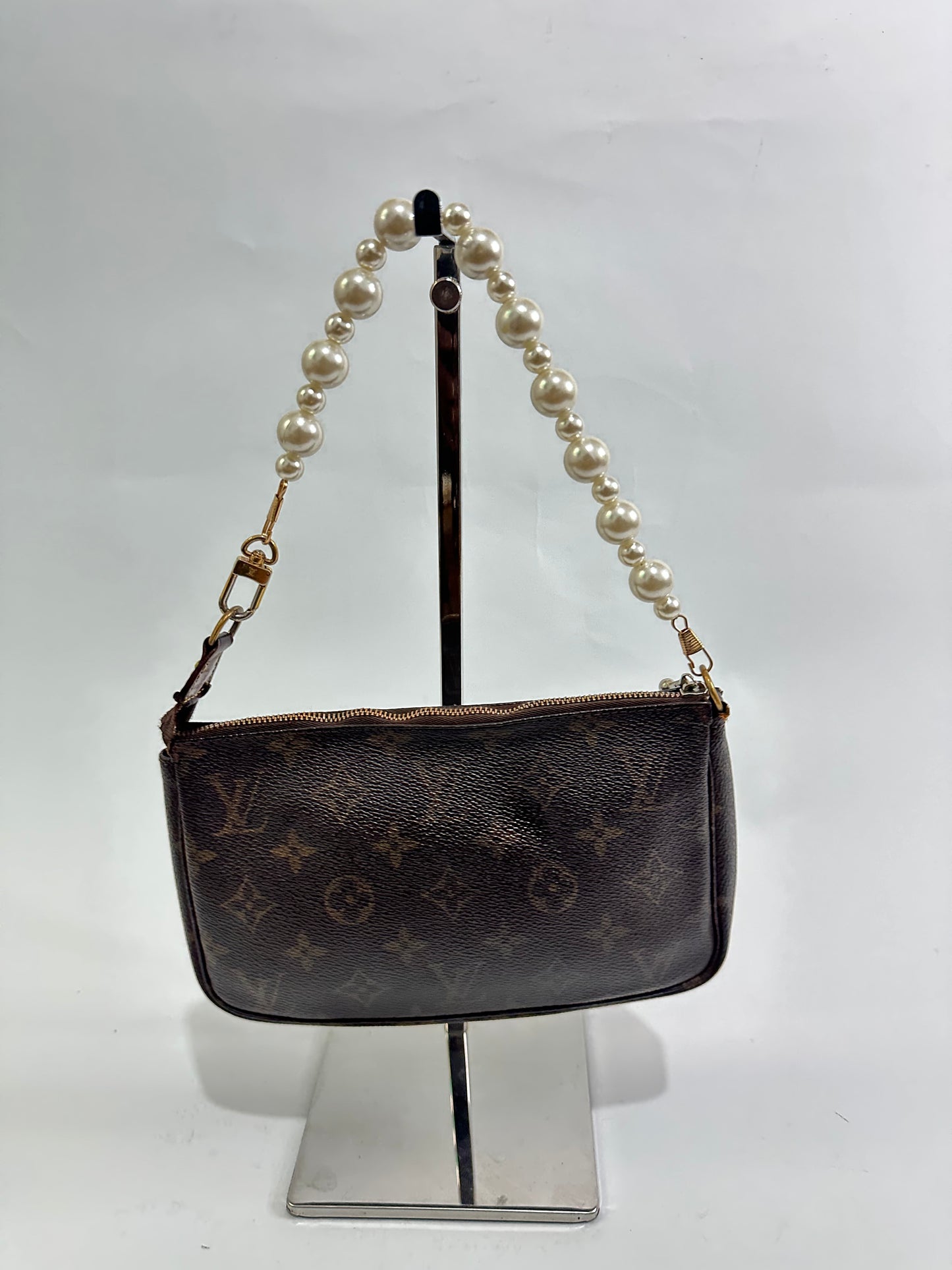 LOUIS VUITTON Monogram Eva Clutch