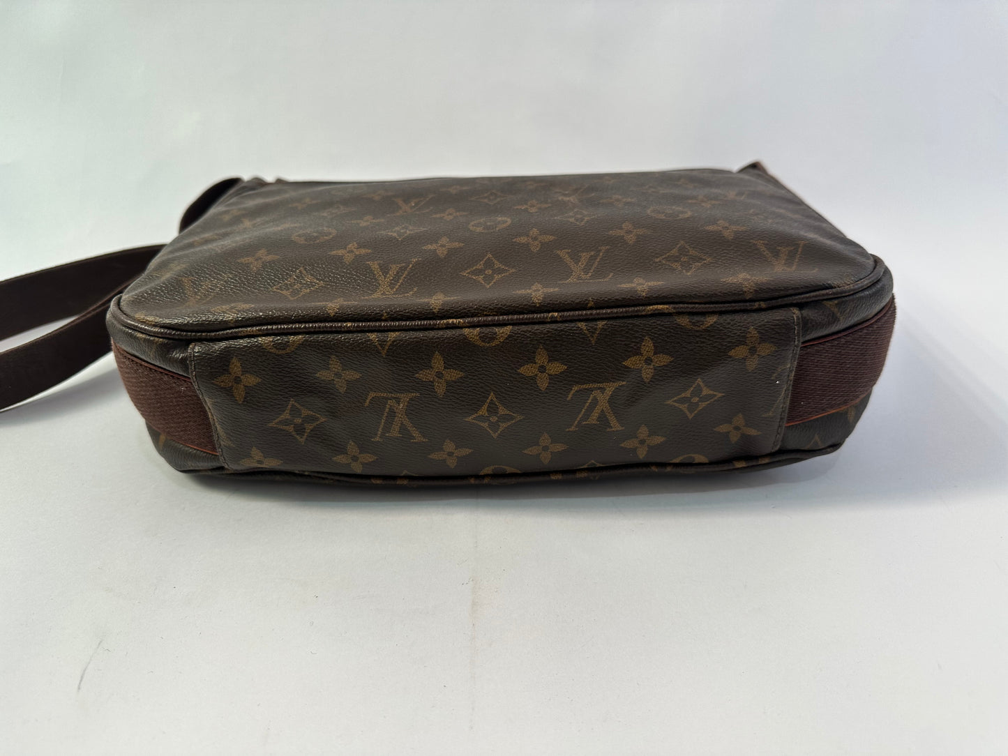 LOUIS VUITTON
Monogram Beaubourg MM Messenger Bag