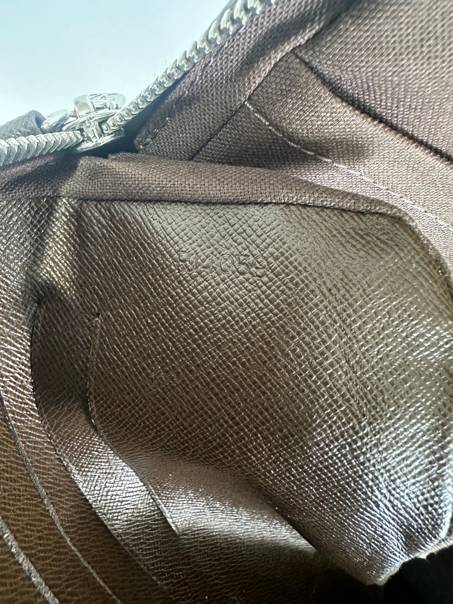 LOUIS VUITTON
Taiga Neo Pavel Pouch