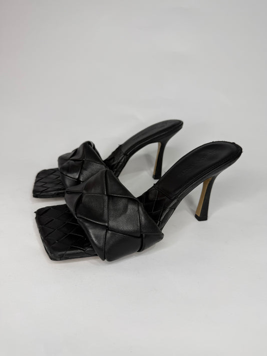 Bottega Veneta
Intrecciato Weave Leather Slides
Women's Size 36 EU/ 6 US / 3 UK