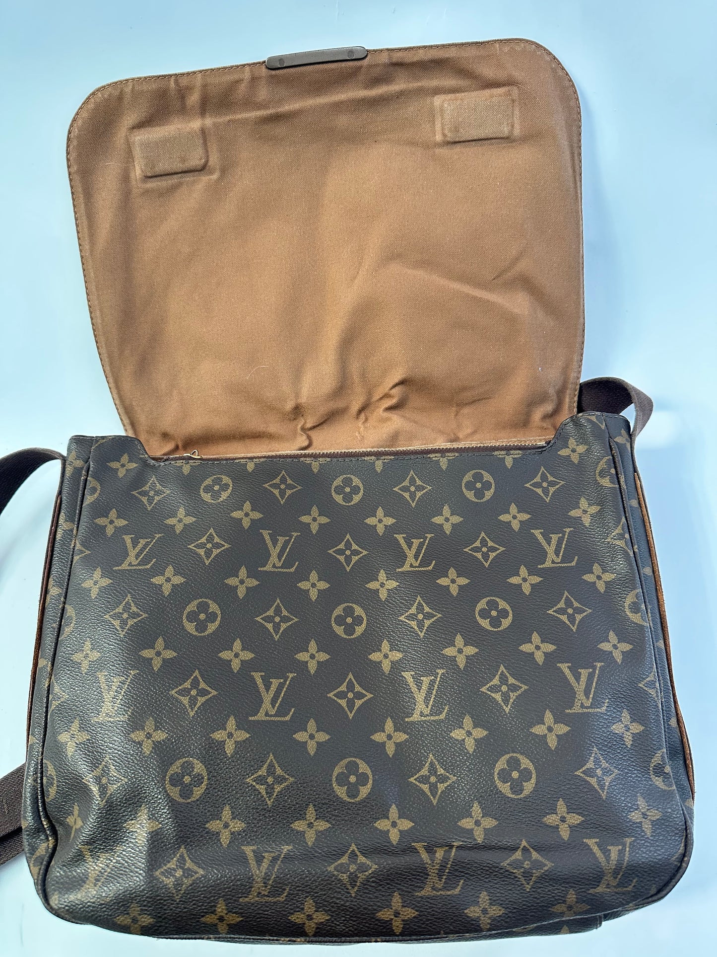 LOUIS VUITTON
Monogram Beaubourg MM Messenger Bag