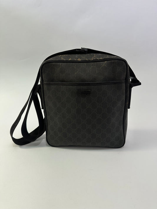 GUCCI
GG Supreme Monogram Messenger Bag Black Grey