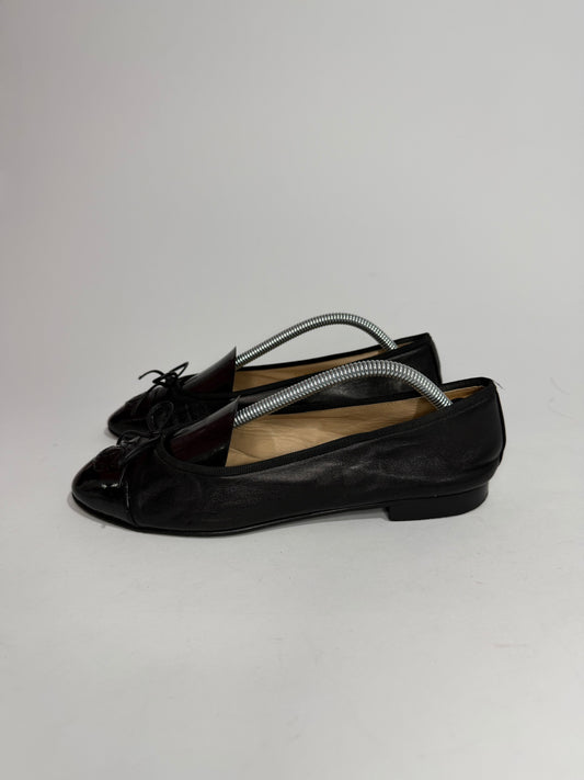 CHANEL
Lambskin Patent Cap Toe Ballerina Flats Black Size 37 EU/ 7 US / 4 UK