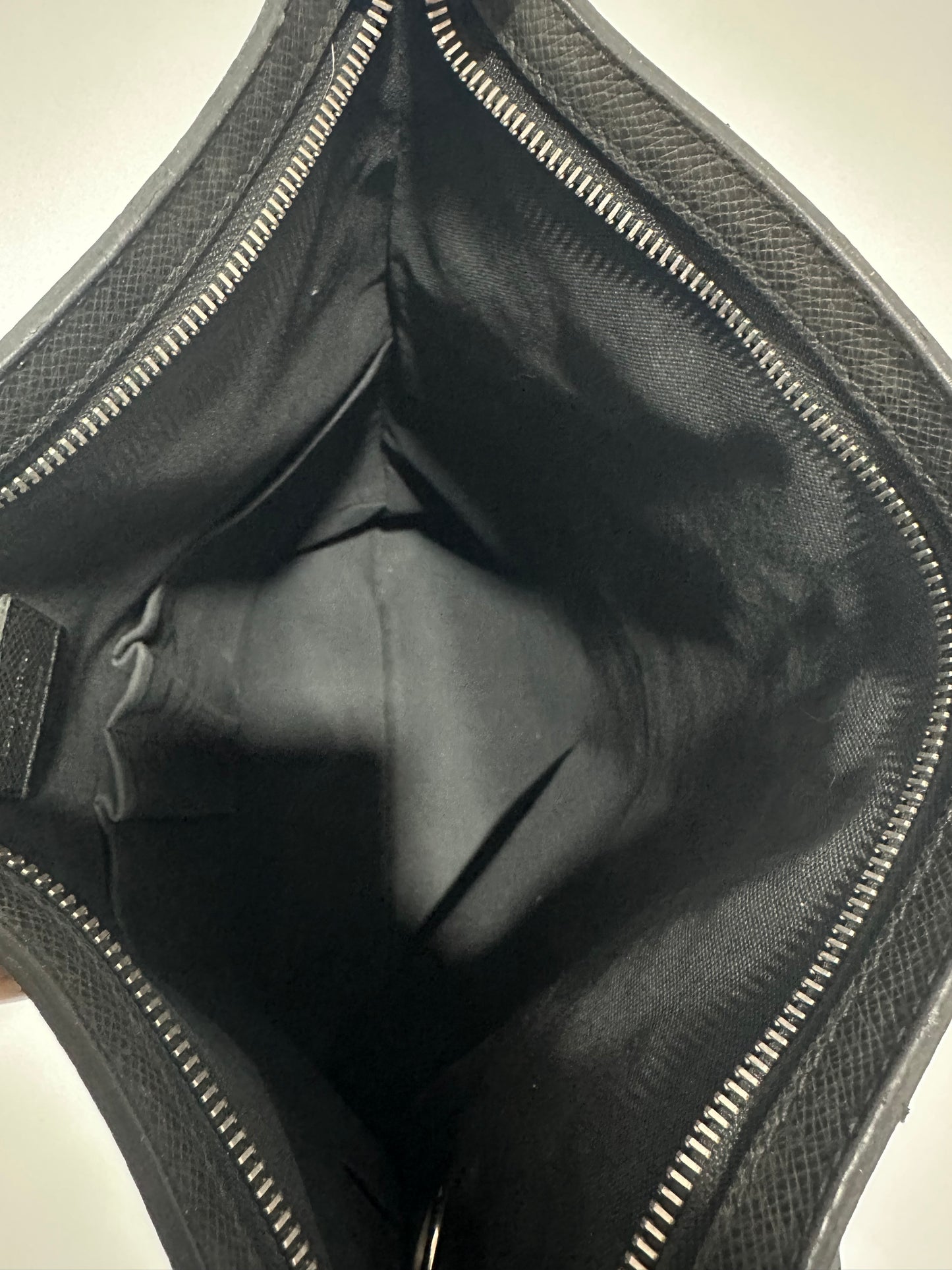 LOUIS VUITTON
Taiga Sasha Ardoise