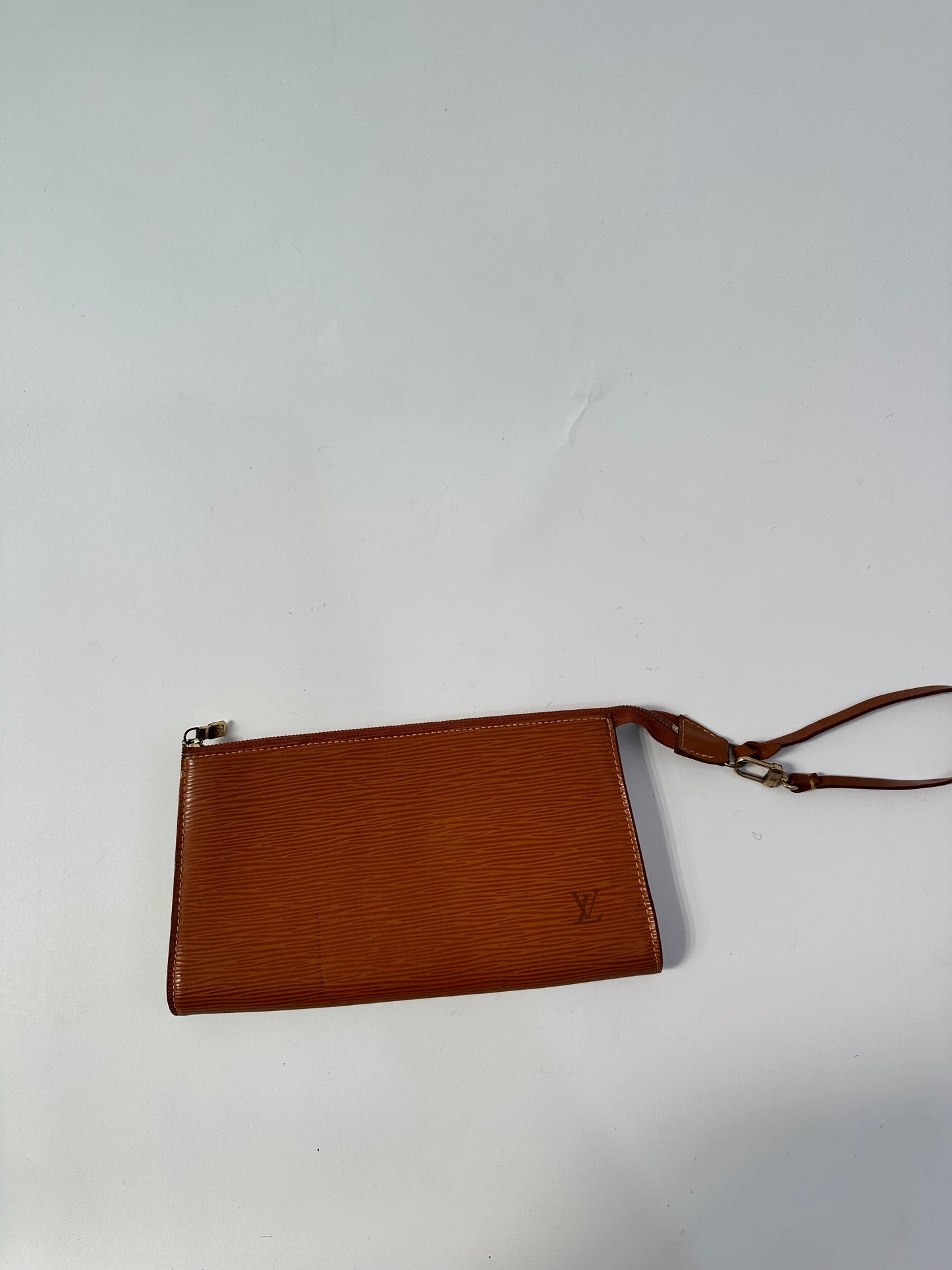 LOUIS VUITTON
Epi Pochette 21 Cipango