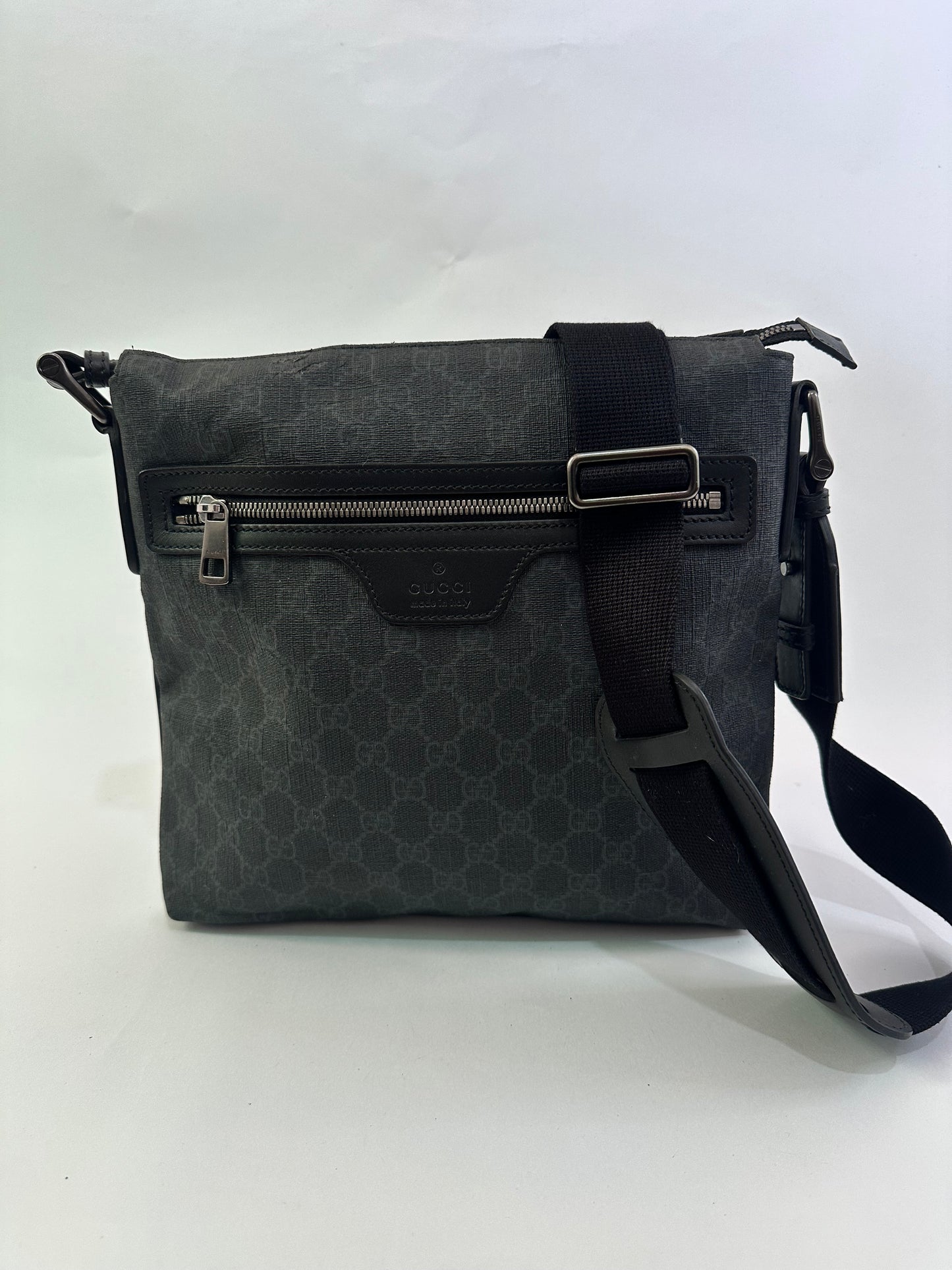Gucci
Front Zip Flat Messenger Bag GG Coated Canvas Medium