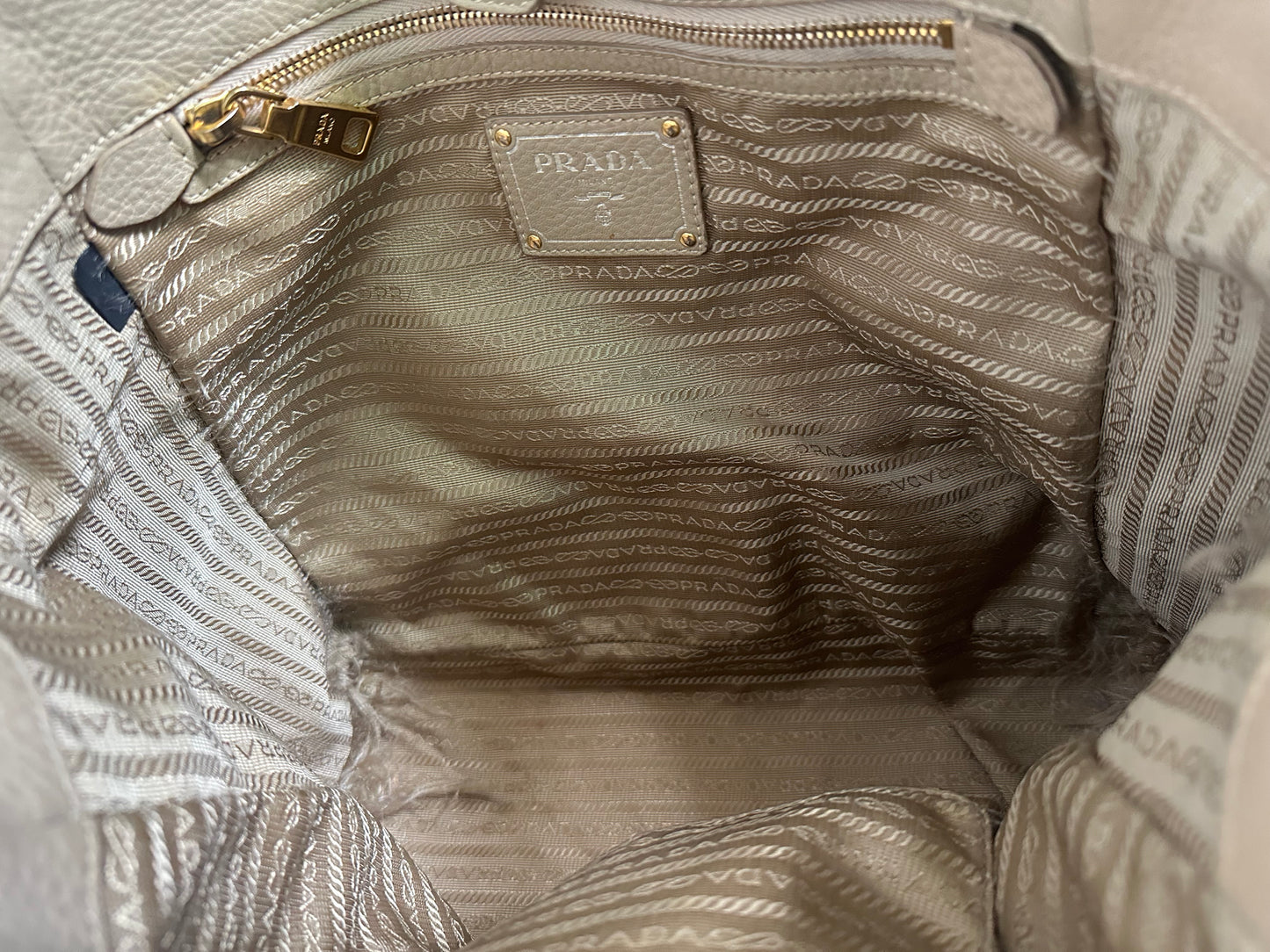 PRADA
Vitello Daino Side Pocket Beige