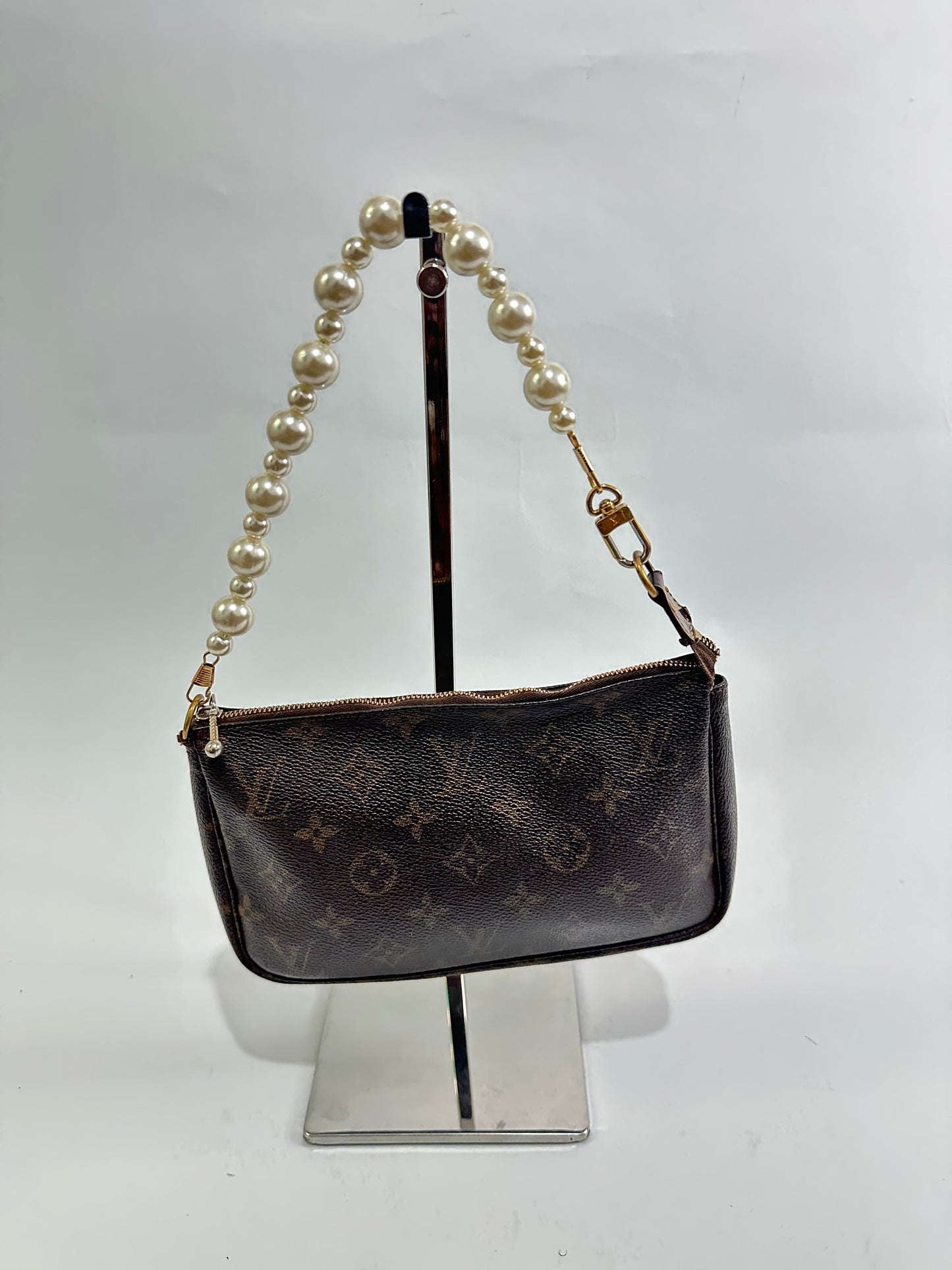 LOUIS VUITTON Monogram Eva Clutch