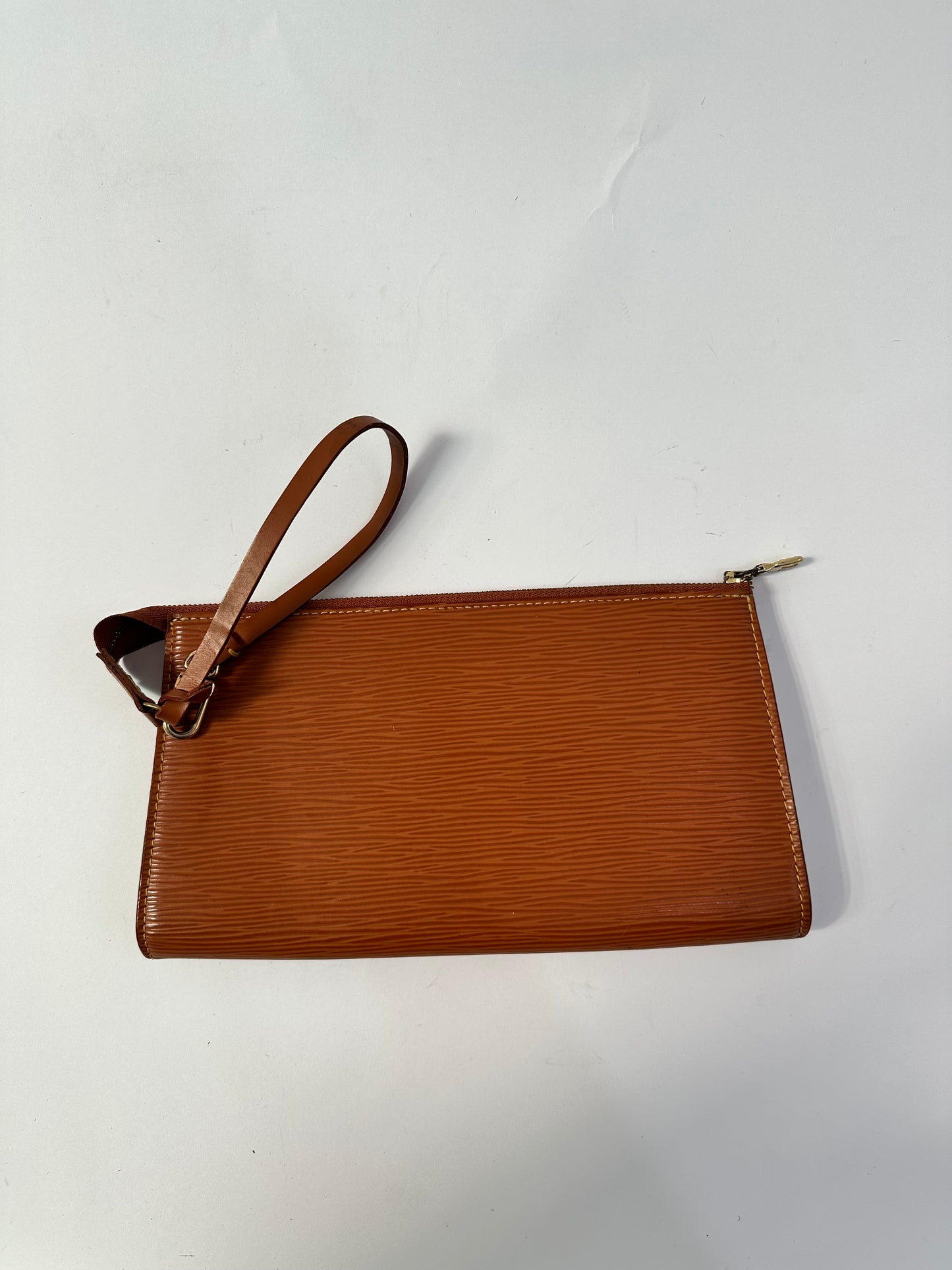 LOUIS VUITTON
Epi Pochette 21 Cipango