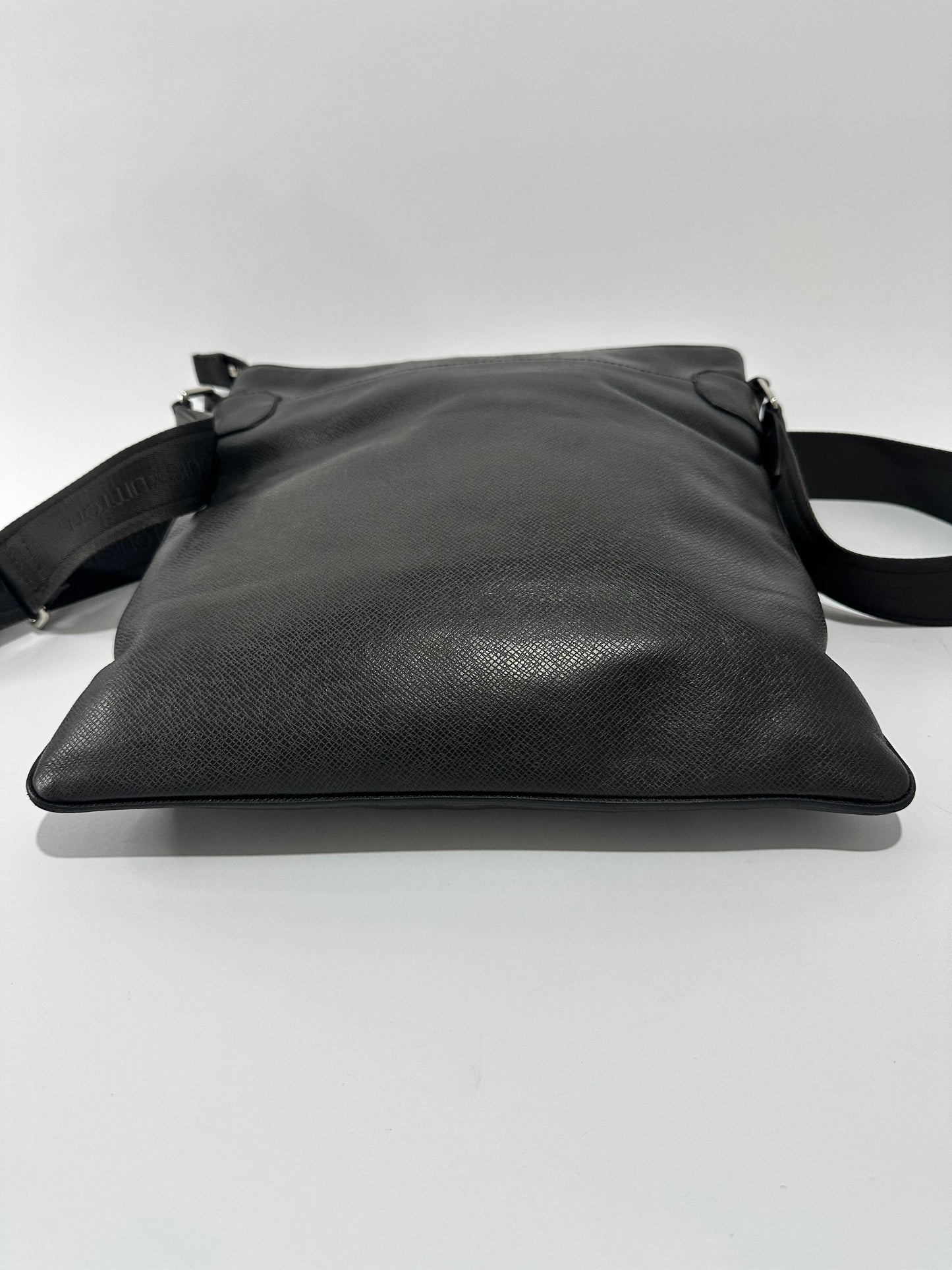 LOUIS VUITTON
Taiga Sasha Ardoise