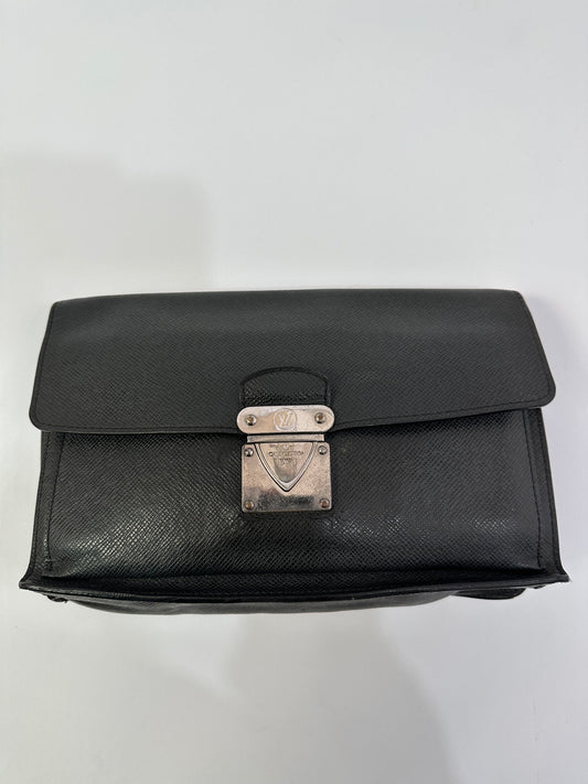 LOUIS VUITTON
Taiga Pochette Belaia Ardoise