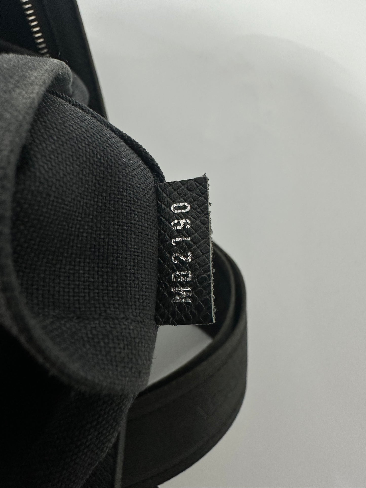 LOUIS VUITTON
Taiga Sasha Ardoise