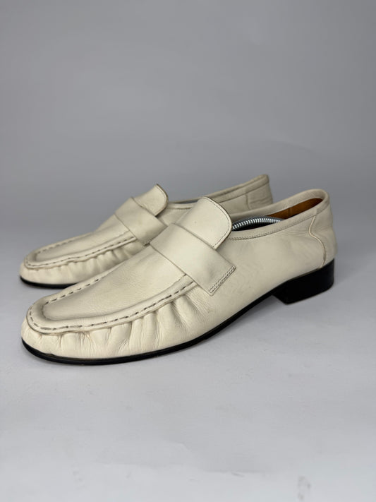 The Row Off-White Soft Loafers
Size 39 EU/ 9 US/ 6 UK
