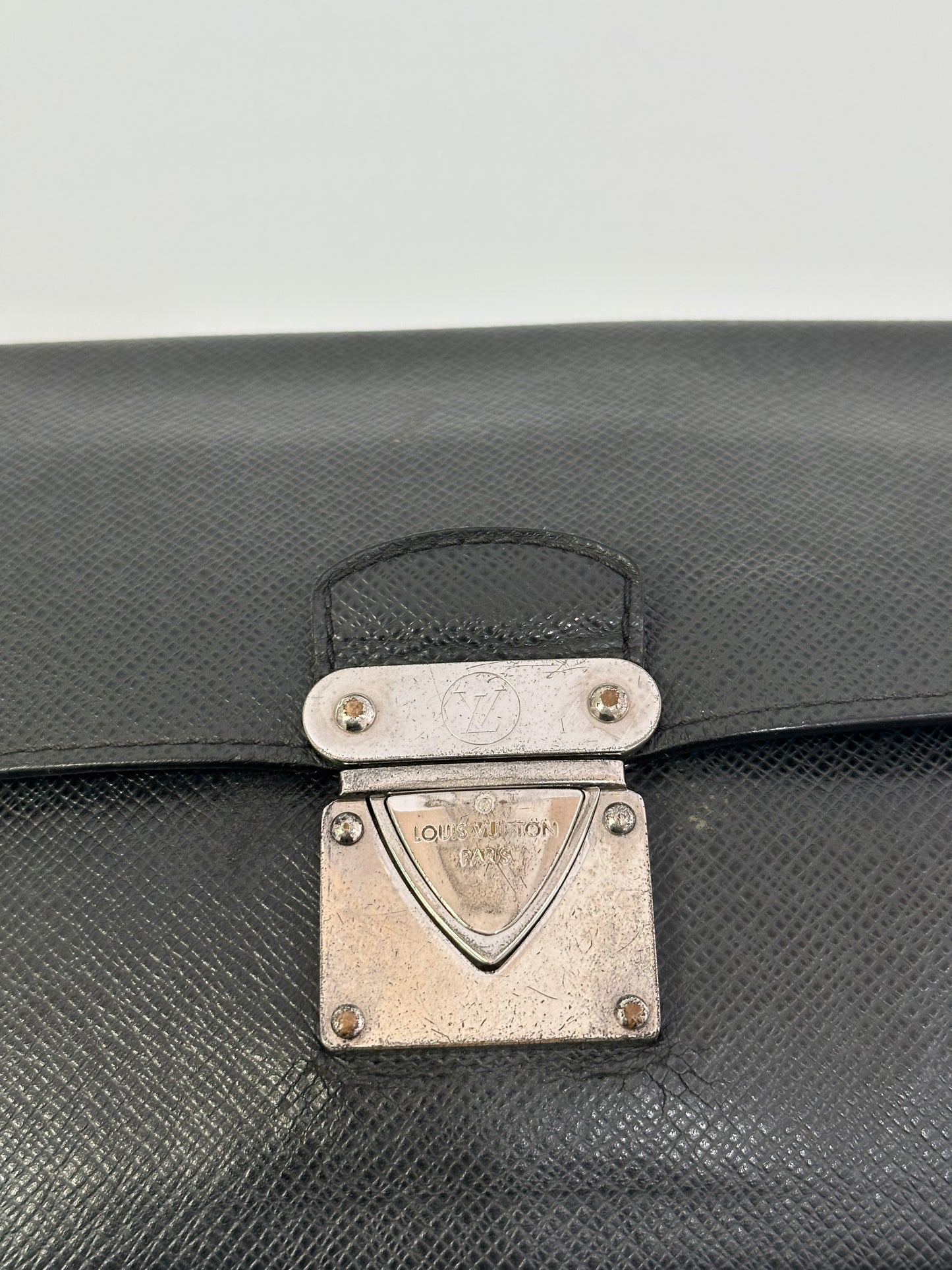 LOUIS VUITTON
Taiga Pochette Belaia Ardoise