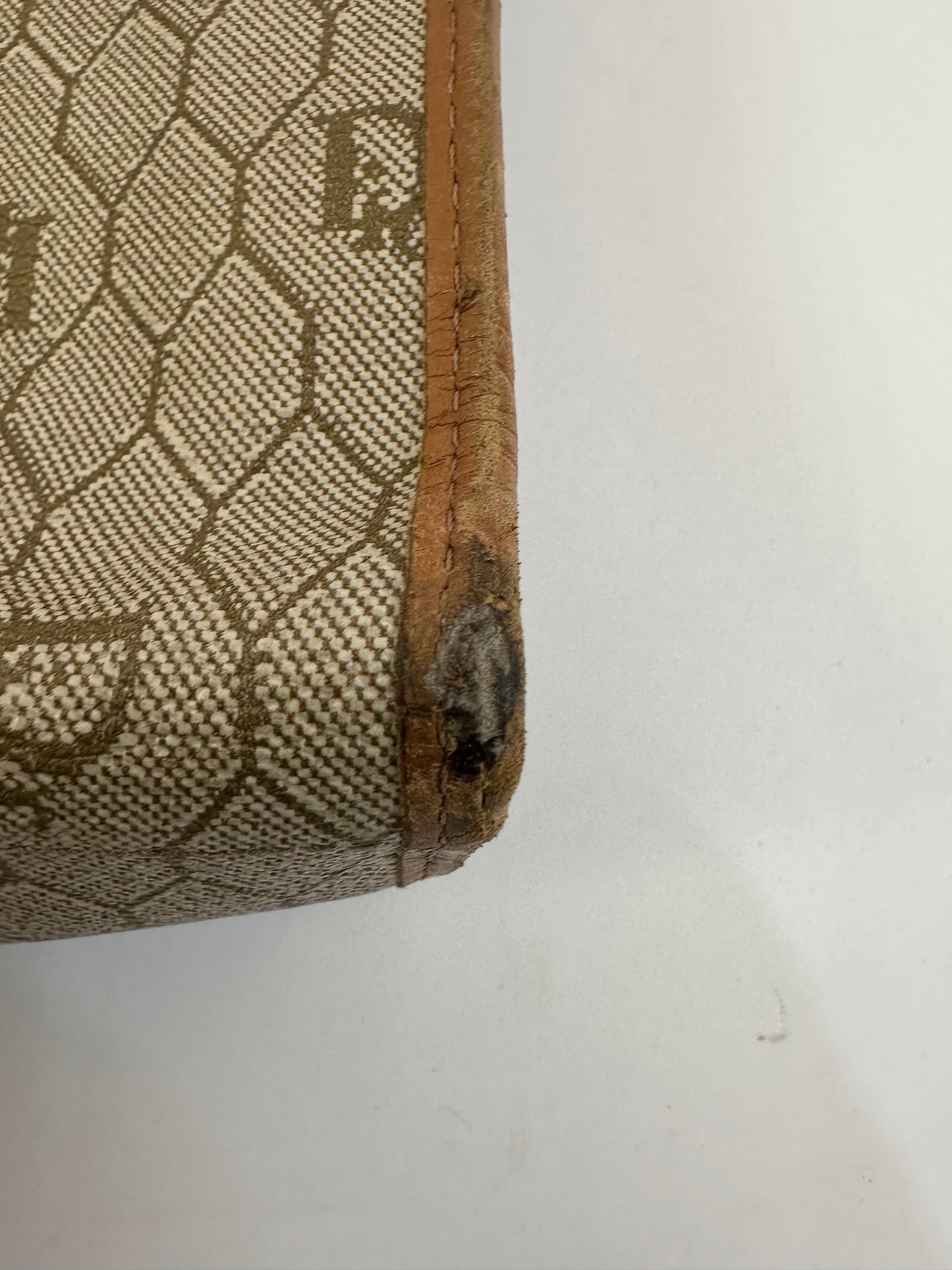 CHRISTIAN DIOR
Honeycomb Flap Crossbody bag