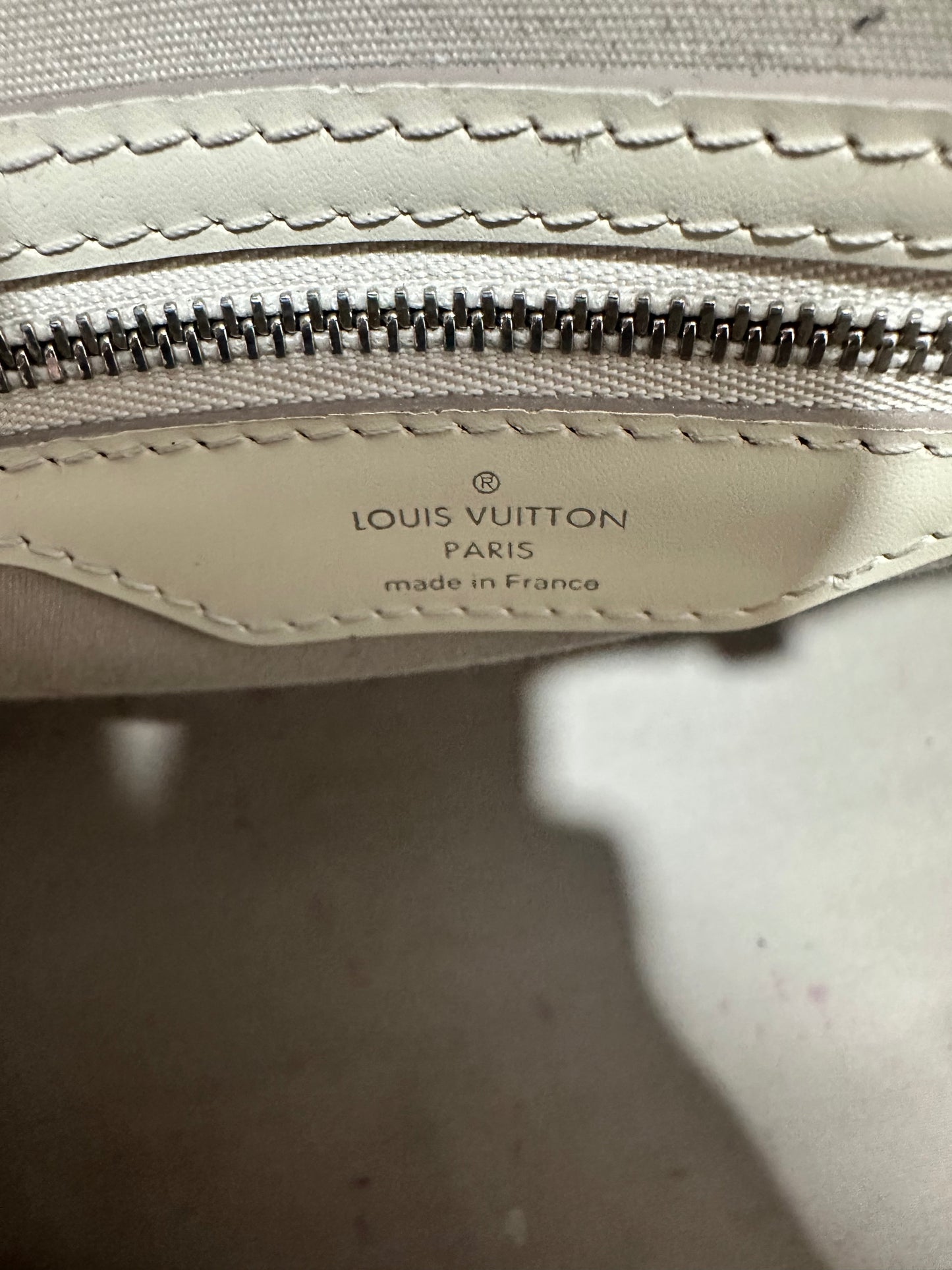 LOUIS VUITTON
Epi Brea MM Ivory