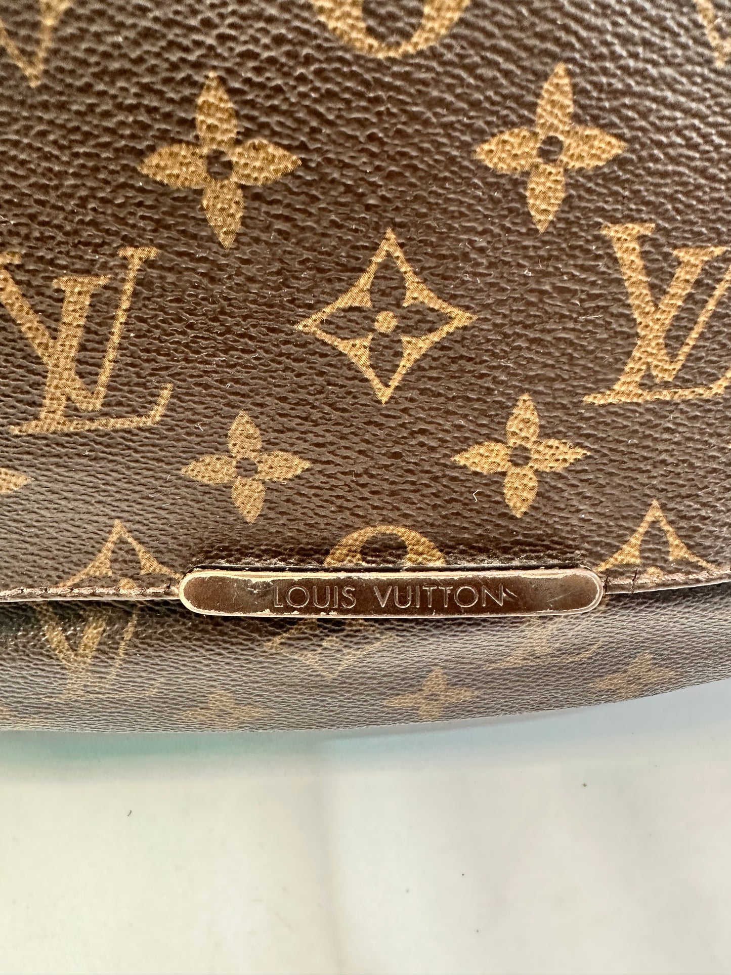 LOUIS VUITTON
Monogram Beaubourg MM Messenger Bag
