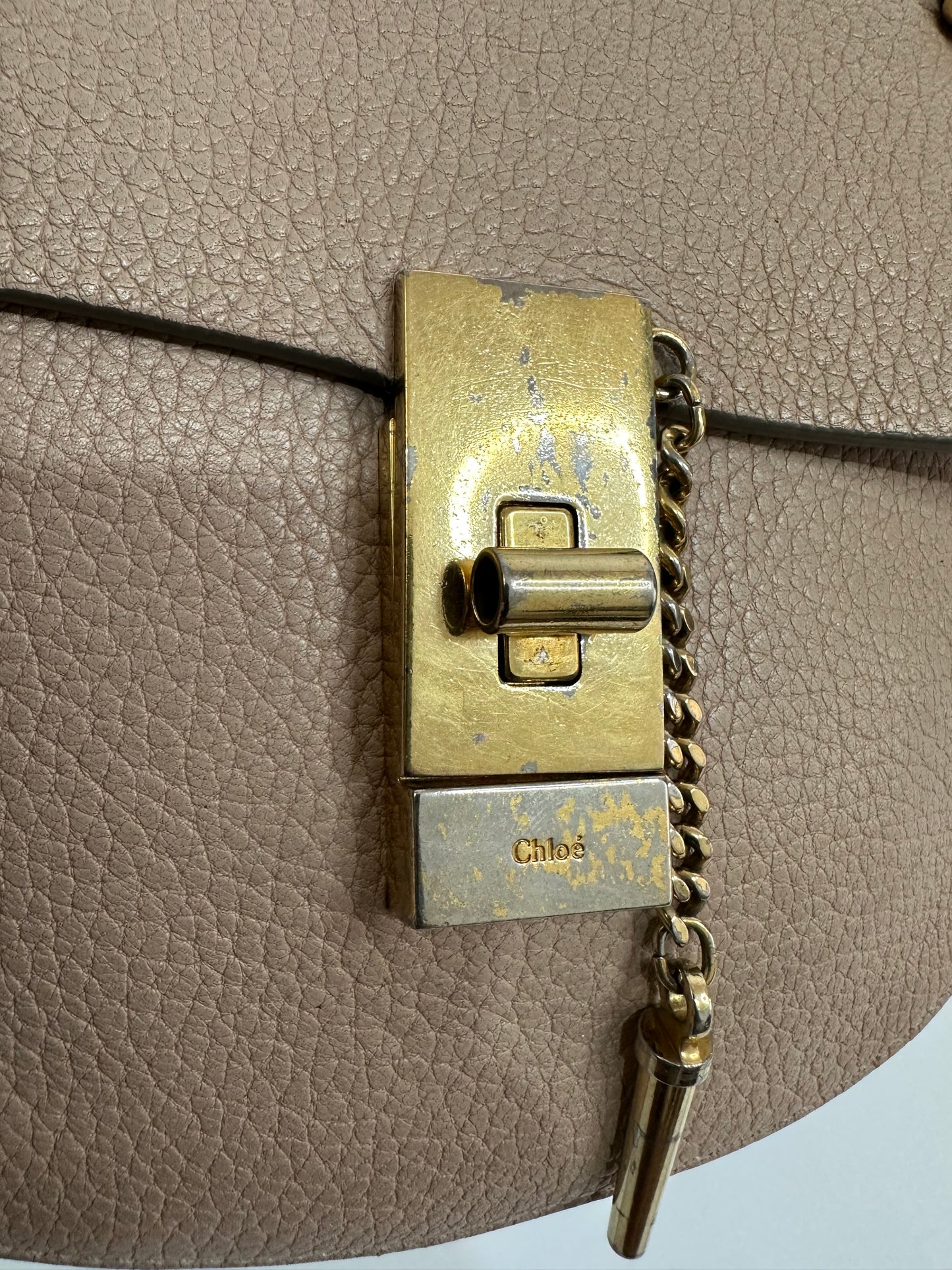 CHLOE
Grained Lambskin Mini Drew Shoulder Bag Cement Pink