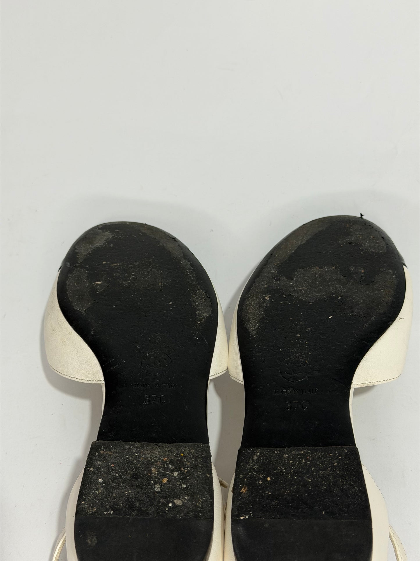 CHANEL
Lambskin Patent Calfskin Cap Toe Camellia Mary Jane Flats 37.5 White Black