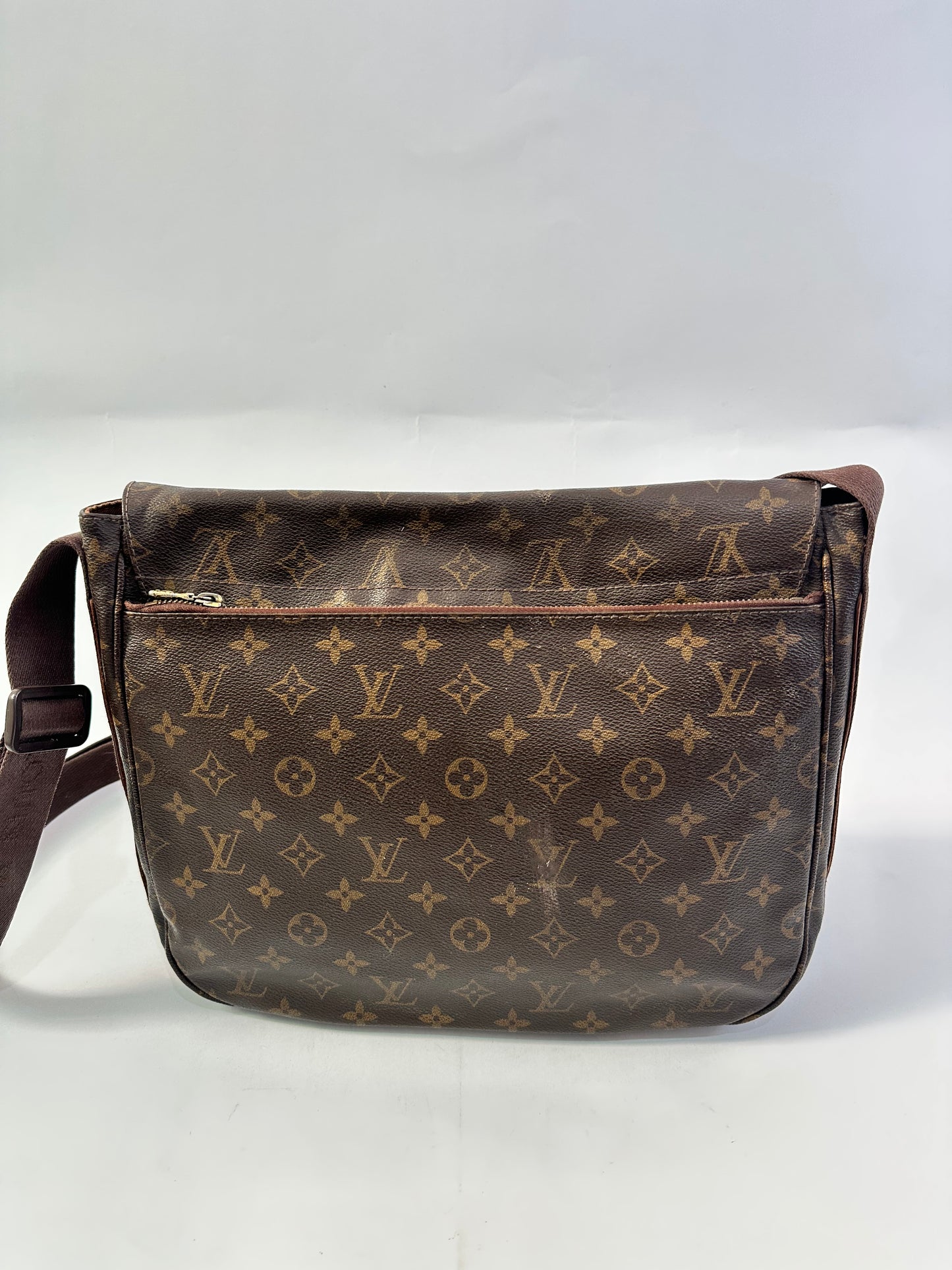 LOUIS VUITTON
Monogram Beaubourg MM Messenger Bag