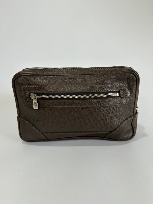 LOUIS VUITTON
Taiga Neo Pavel Pouch