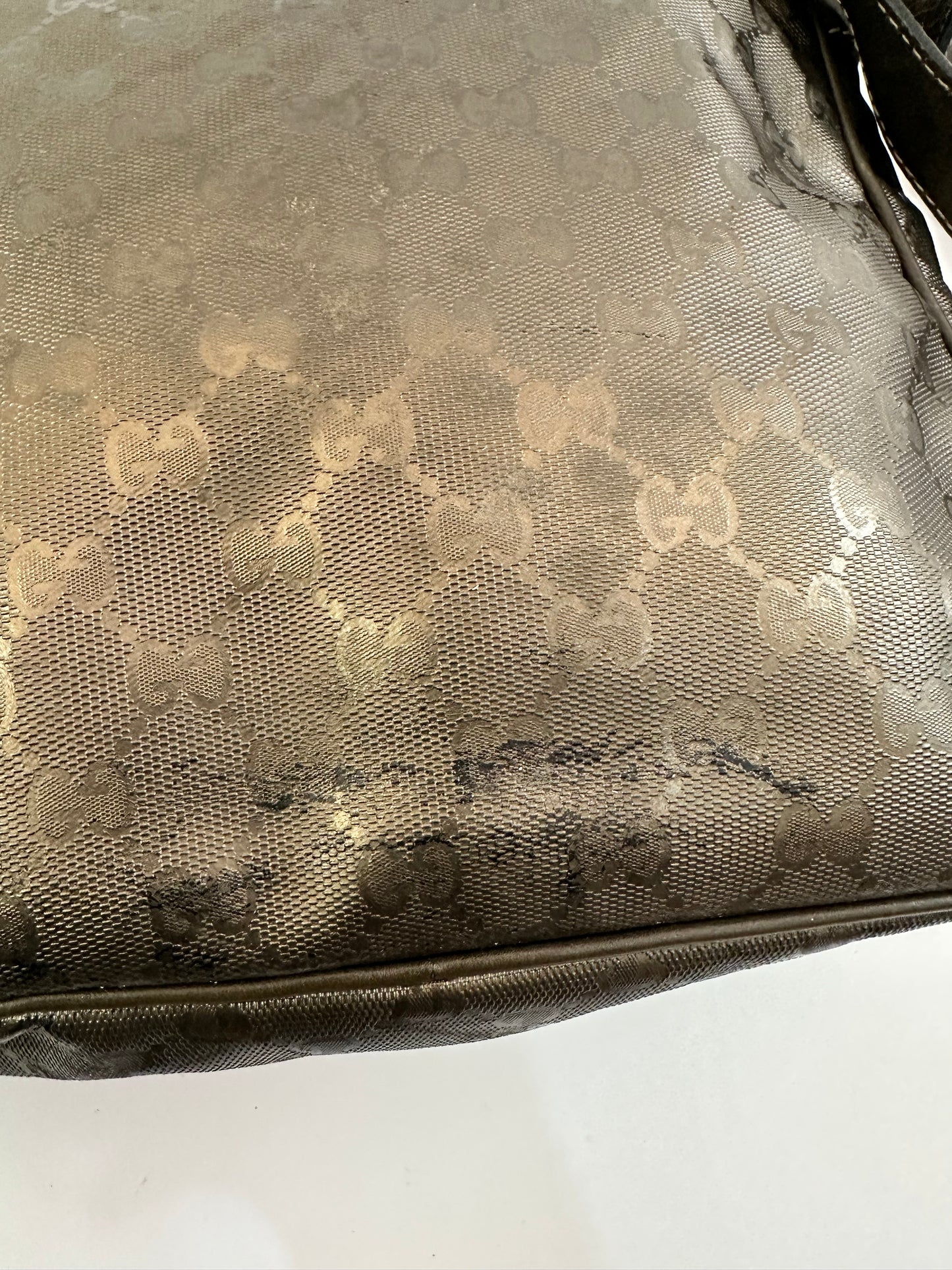 GUCCI
Imprime Monogram Medium Messenger Bag Pewter