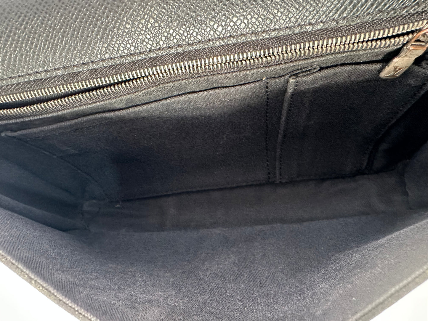 LOUIS VUITTON
Taiga Pochette Belaia Ardoise