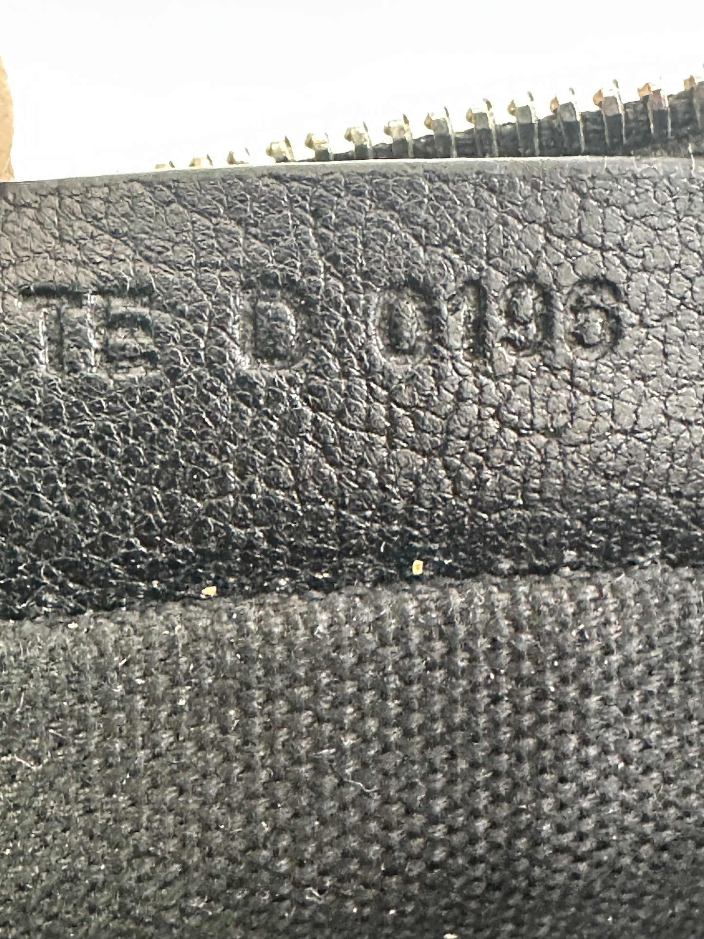 GIVENCHY
Sugar Goatskin Medium Antigona Pouch Black