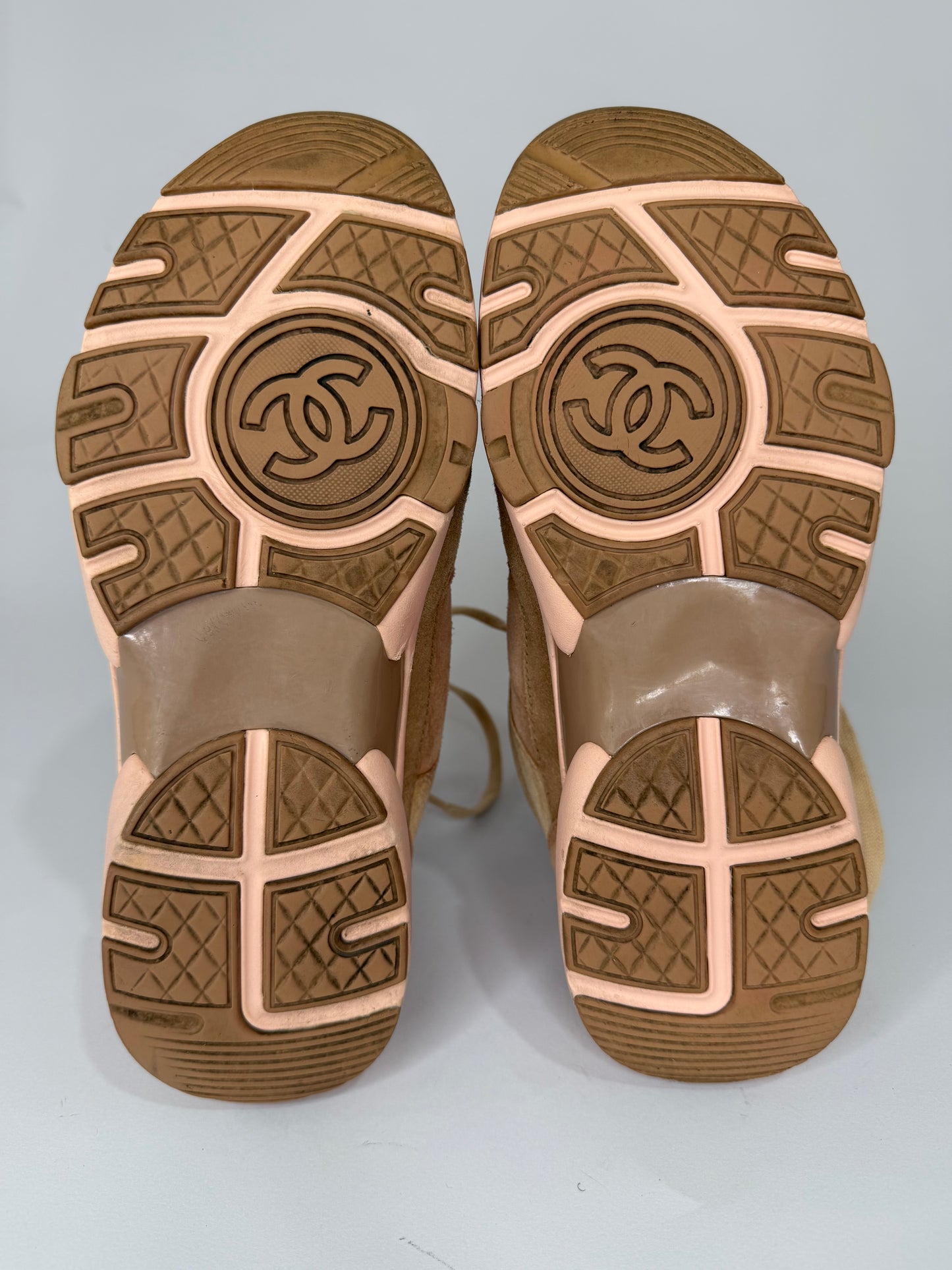 Chanel
Interlocking CC Logo Suede Sneakers
Women's Size 36.5 EU/ 6.5 US/ 3.5 UK