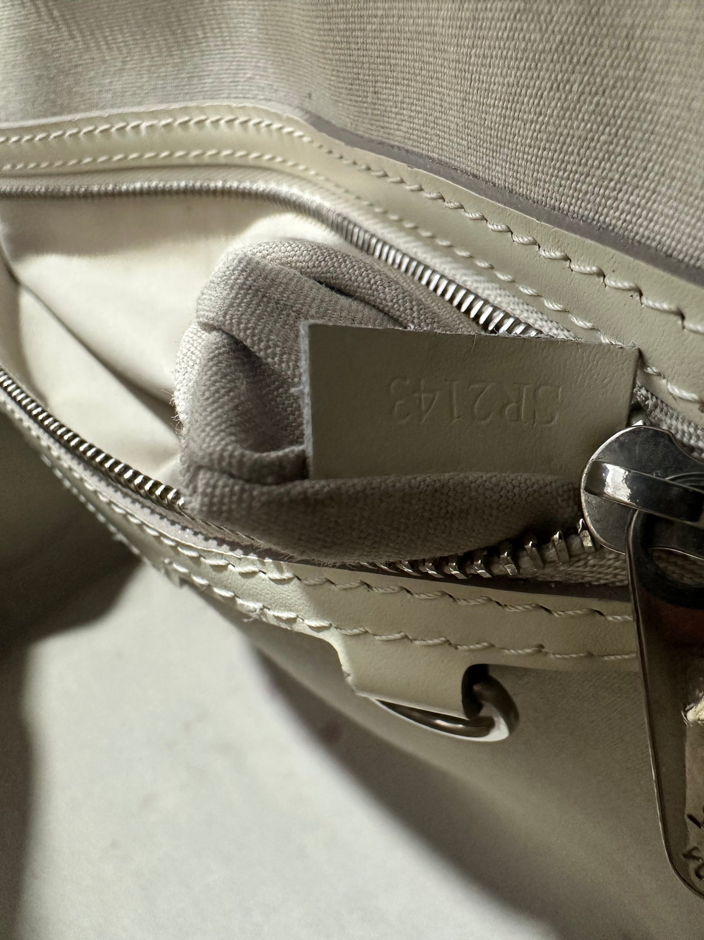 LOUIS VUITTON
Epi Brea MM Ivory
