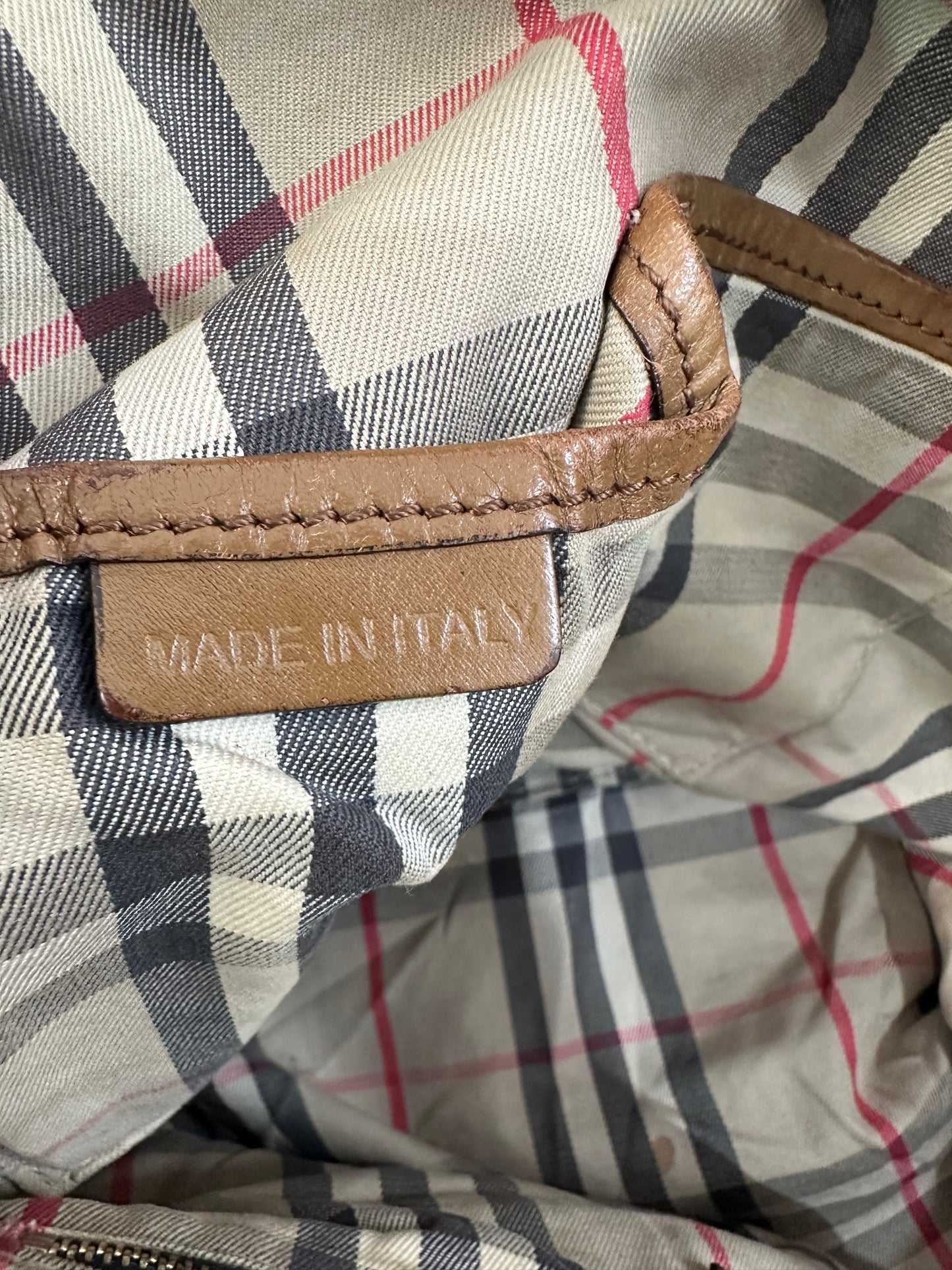 BURBERRY
London Grainy Calfskin Small Salisbury Tote Beige
