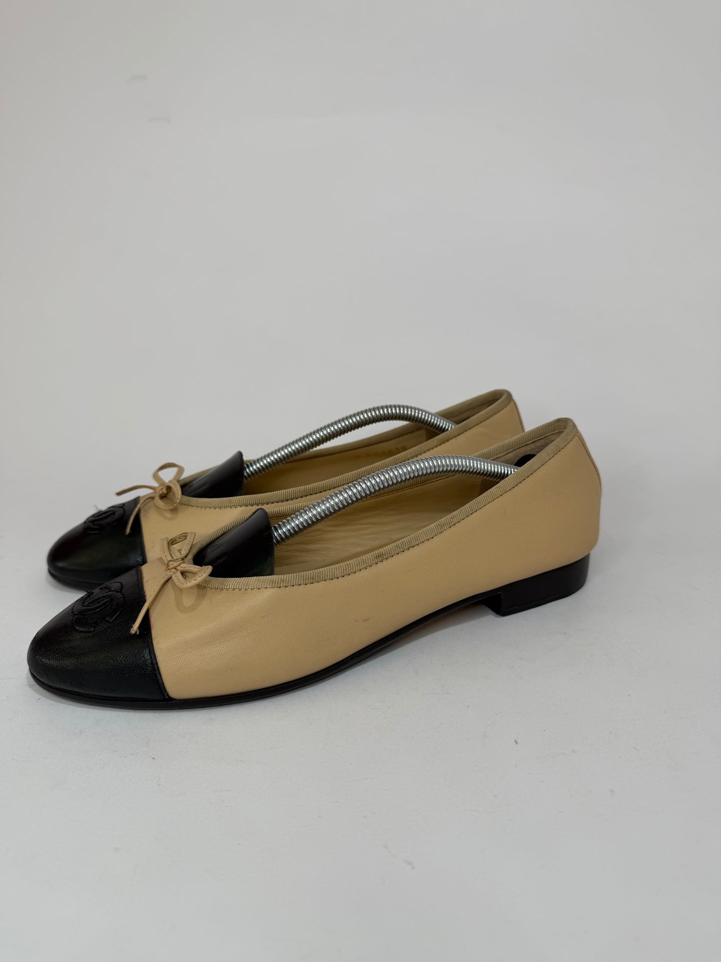 CHANEL Beige/Black Lambskin Leather CC Ballet Flats Size 39 EU/ 9 US