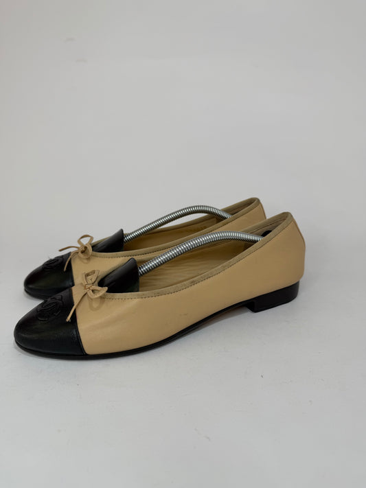 CHANEL Beige/Black Lambskin Leather CC Ballet Flats Size 39 EU/ 9 US