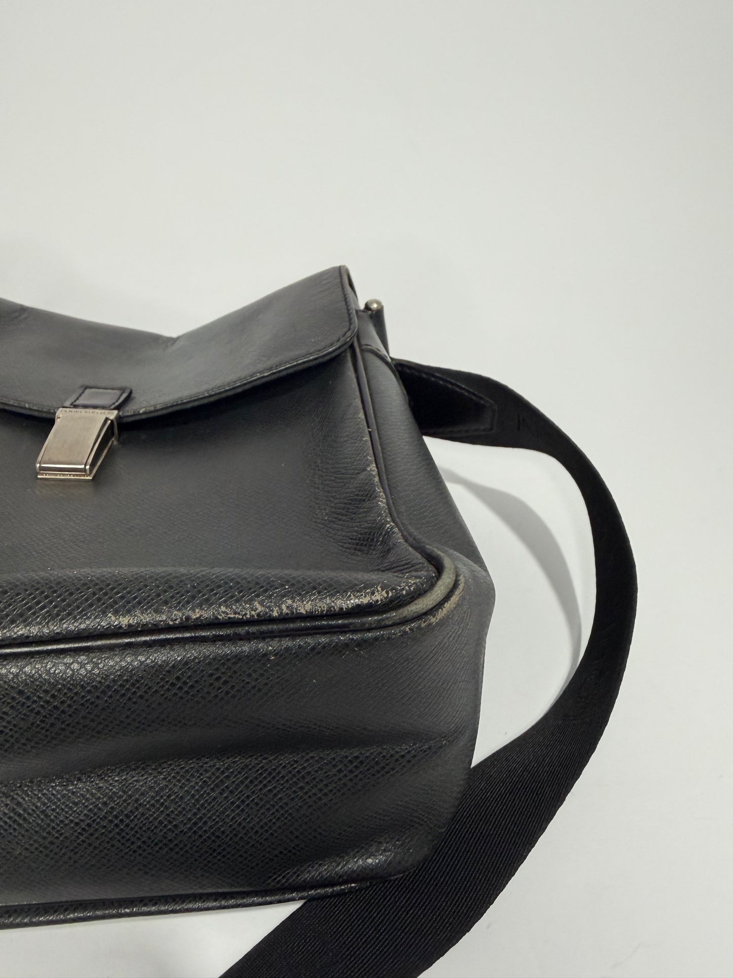 LOUIS VUITTON
Black Taiga Leather Yaranga Porte Appareil Messenger Bag