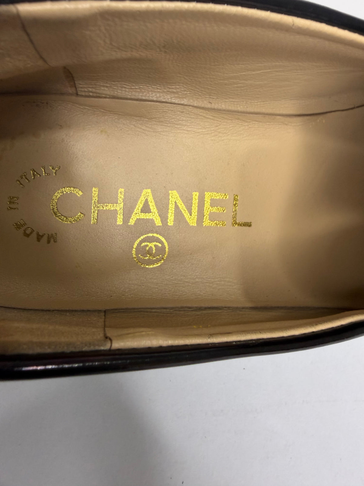 CHANEL
Shiny Calfskin Logo Loafers Black Size 37 EU/ 7 US