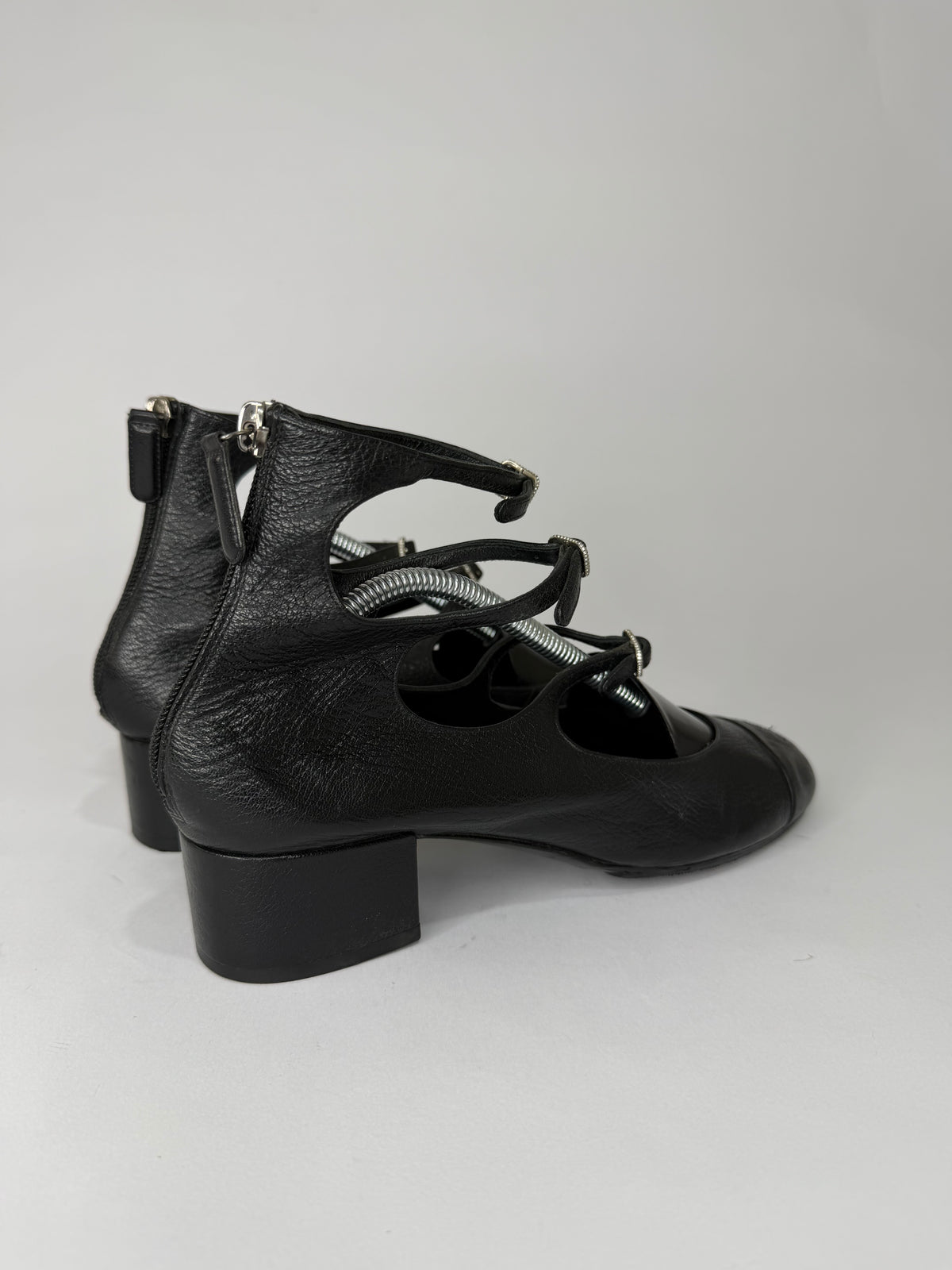 Chanel
Interlocking CC Logo Leather Pumps
Women's Size 37 EU/ 7 US/ 4 UK