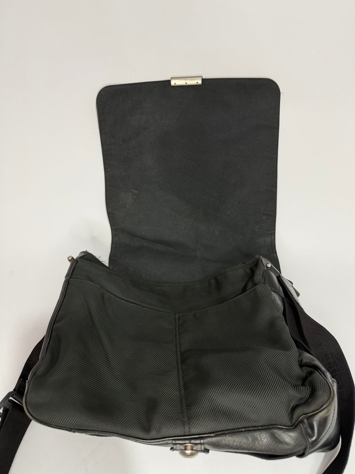 LOUIS VUITTON Black Taiga Leather Viktor Messenger Bag