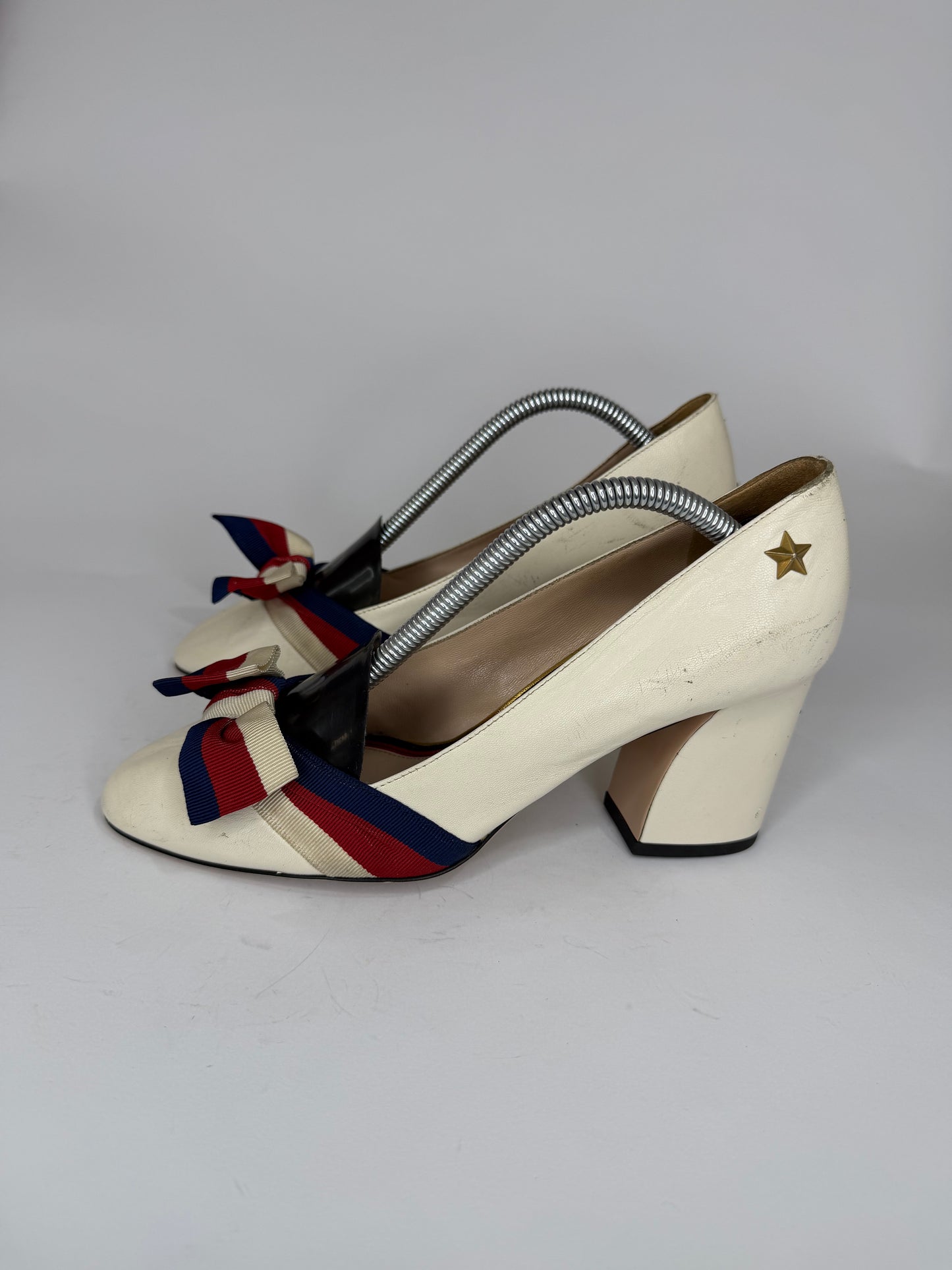 GUCCI
White Leather Vintage Web Bow Pumps Size 36.5 EU/ 6.5 US/ 3.5 UK
