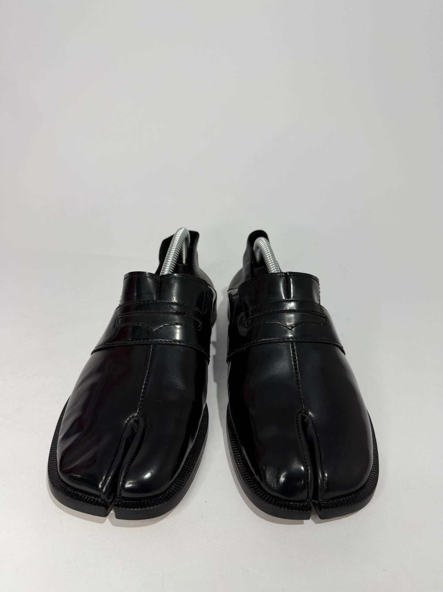 Maison Margeil
Tabi strap split-toe loafers Size 38 EU/ 8 US/ 5UK