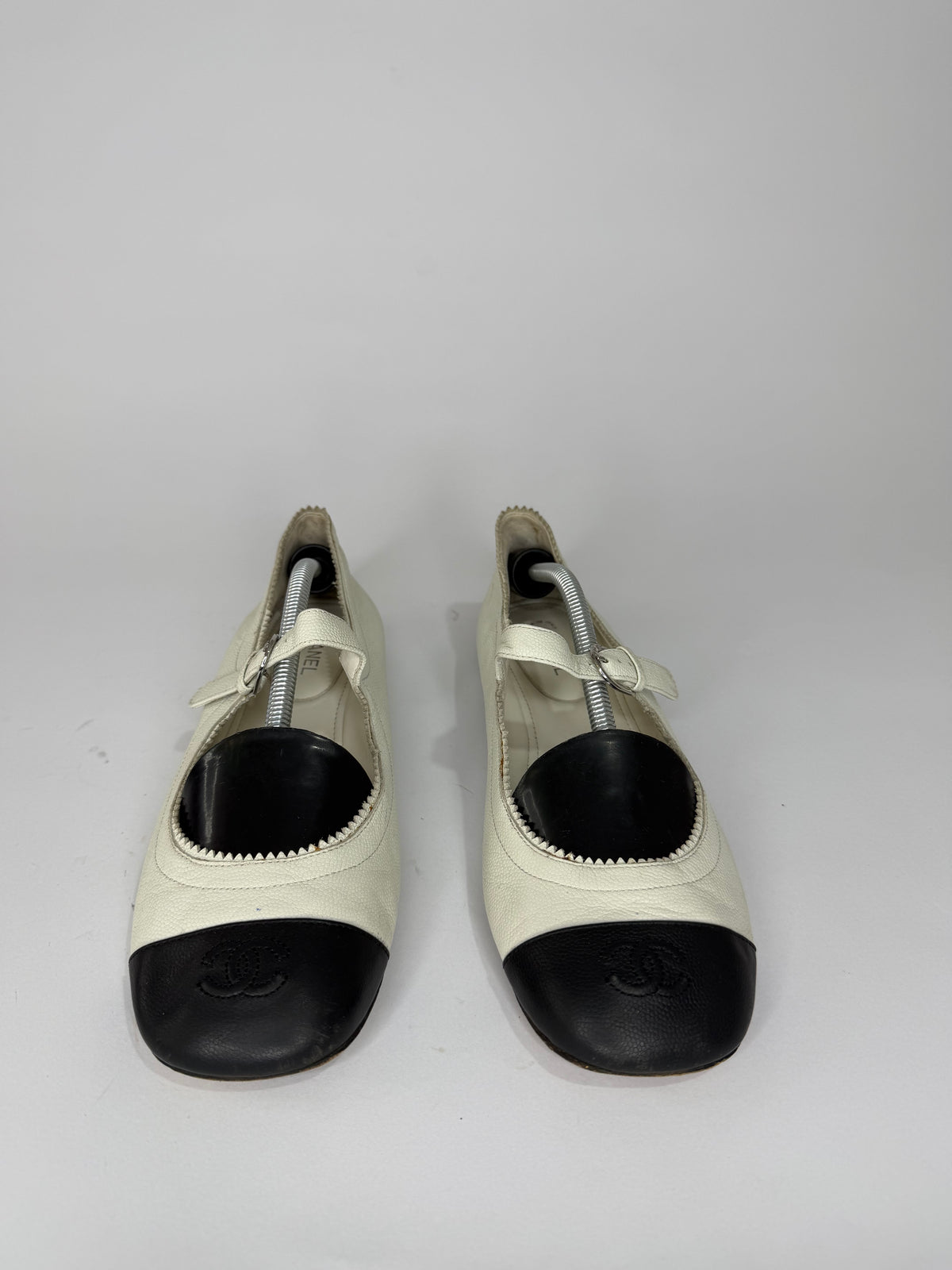 Chanel White/Black Leather CC Mary Jane Flats Size 39 EU/ 9 US