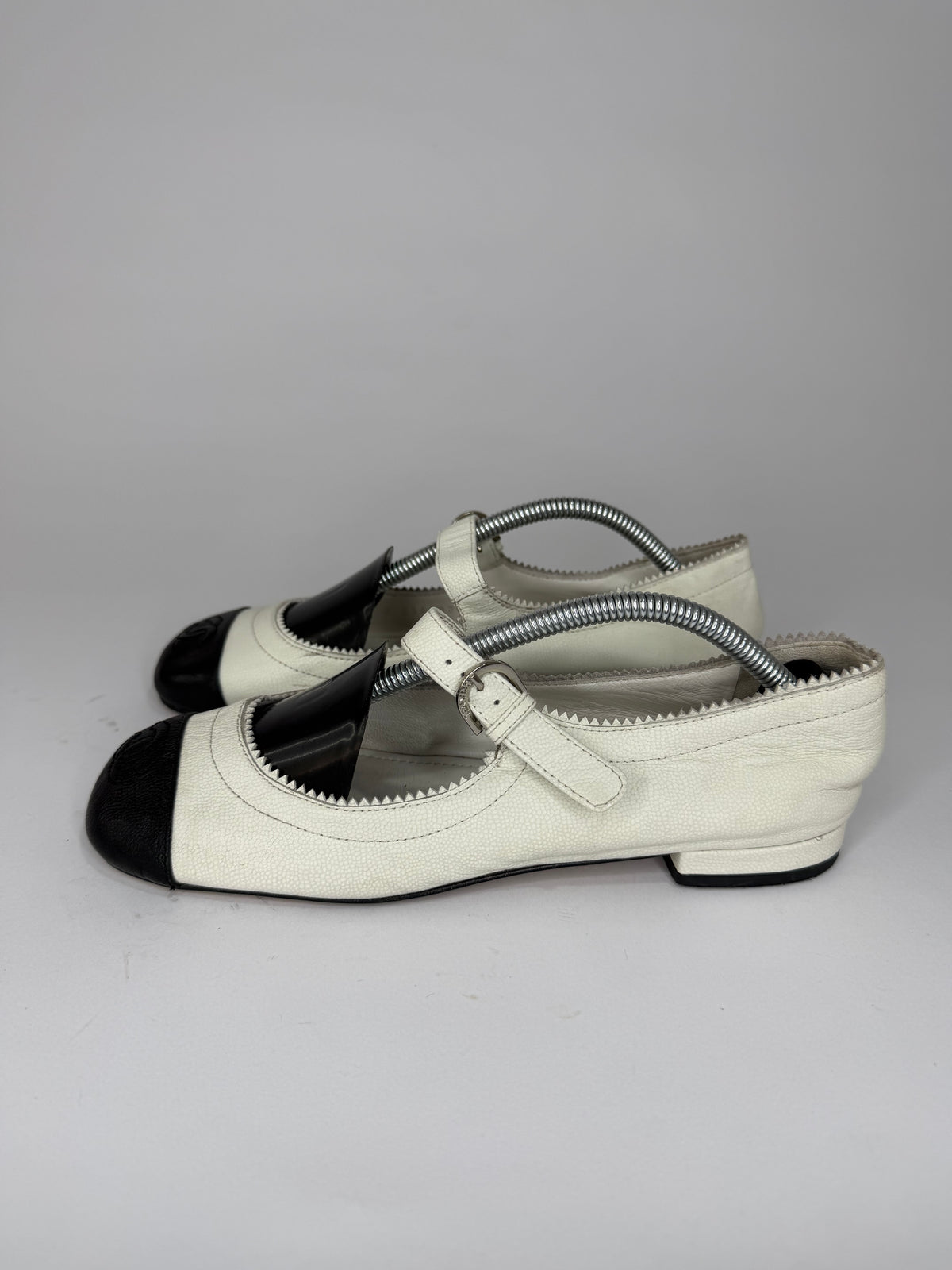 Chanel White/Black Leather CC Mary Jane Flats Size 37 EU/ 7 US