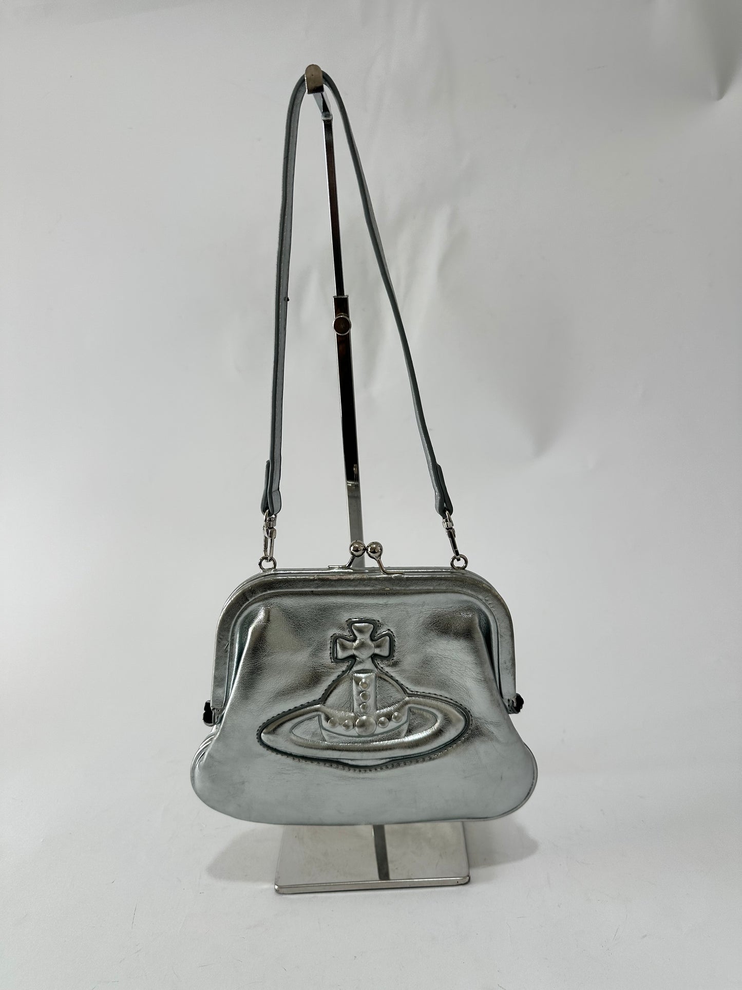 VIVIENNE WESTWOOD
Metallic-print Embossed-logo Tote In Silber