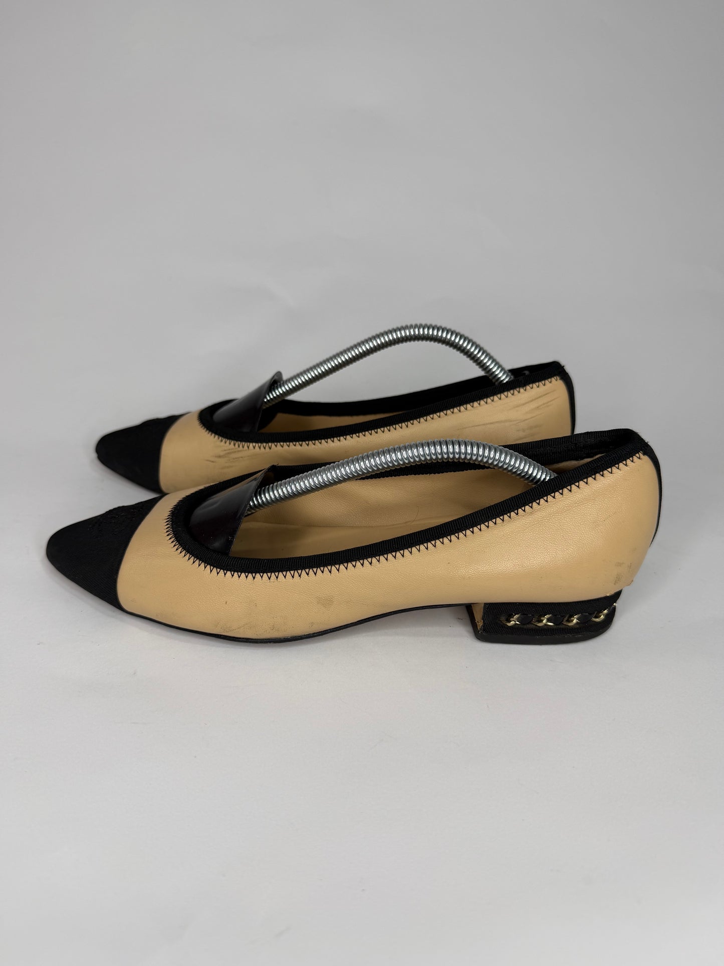 CHANEL
Lambskin Grossgrain Cap Toe Chain CC Flats Beige Black size 38 EU/ 8 US/ 5 UK